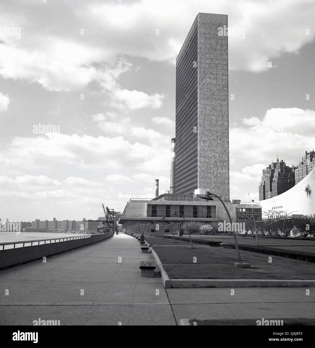 1950s, historique, le siège des Nations Unies, New York City, NY, USA. Haut de 39 étages, le grand gratte-ciel est le bâtiment du Secrétariat qui a été conçu par Oscar Niemeyer et le Corbusier et achevé en 1950. Plusieurs autres bâtiments constituent le complexe de l'ONU, qui se trouve dans la région de Turtle Bay à Manhattan, sur une terre surplombant la rivière East. Banque D'Images