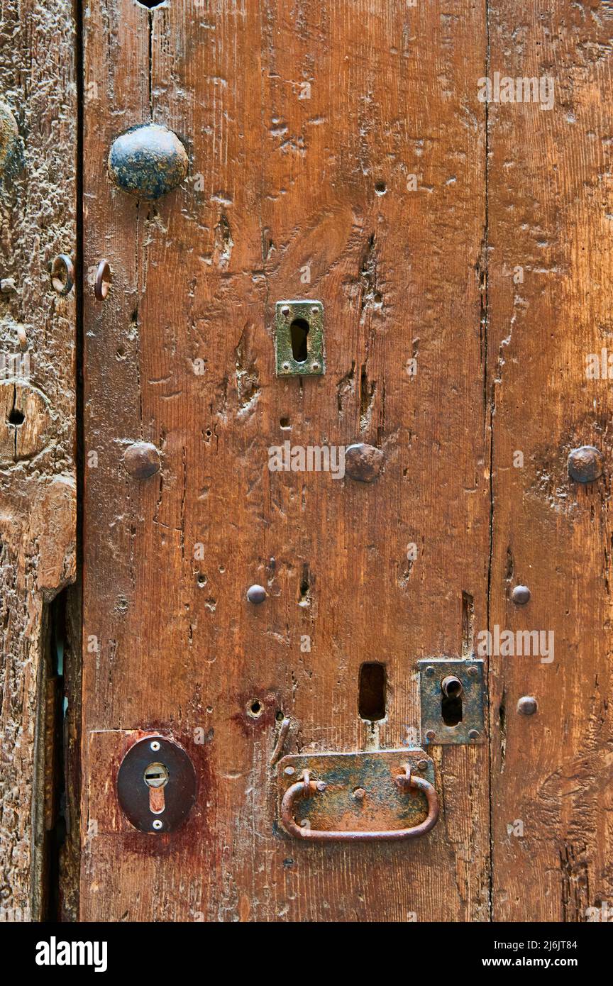Détail d'une ancienne porte en bois avec de vieux rivets en fer Banque D'Images