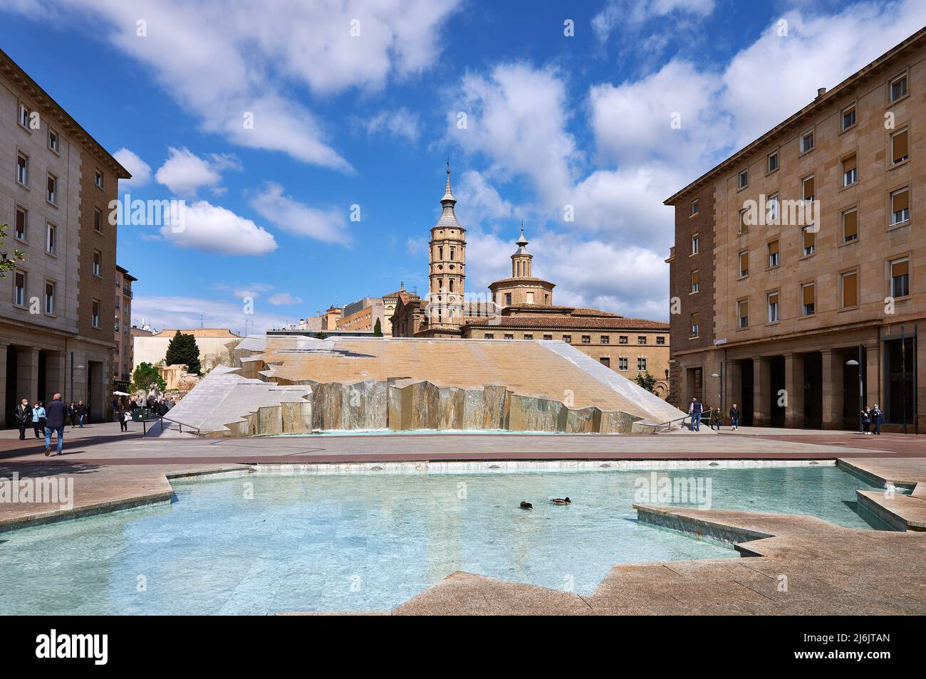 Vue sur la fontaine de Plaza del Pilar Saragosse, Aragon, Espagne, Europe. Banque D'Images