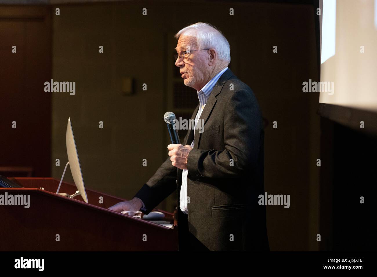 Le journaliste d'investigation du Boston Globe, Walter Robinson, parle du symposium Banque D'Images