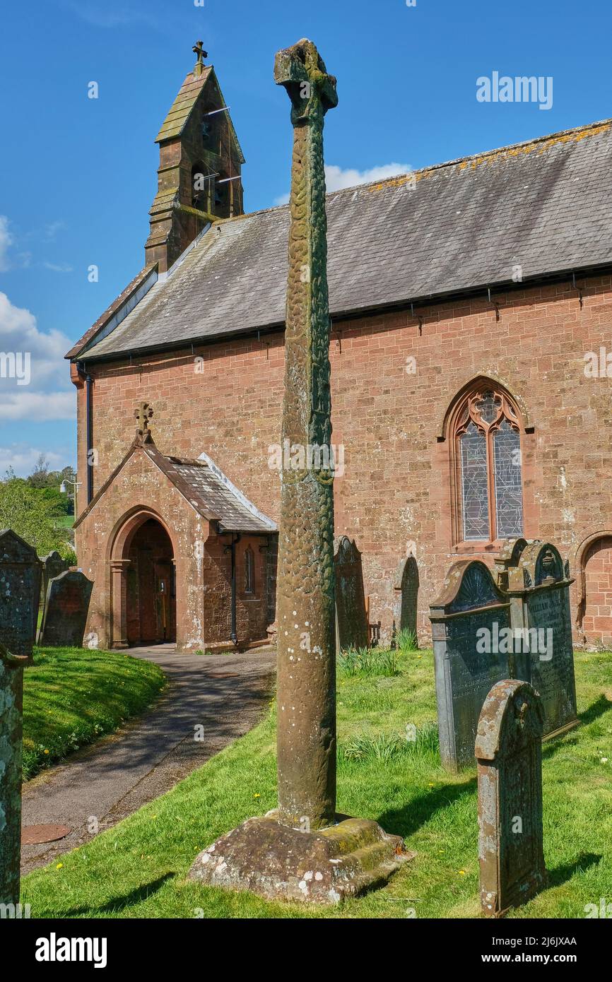 Viking Cross à l'église St Mary's Church, Gosforth, Lake District, Cumbria Banque D'Images