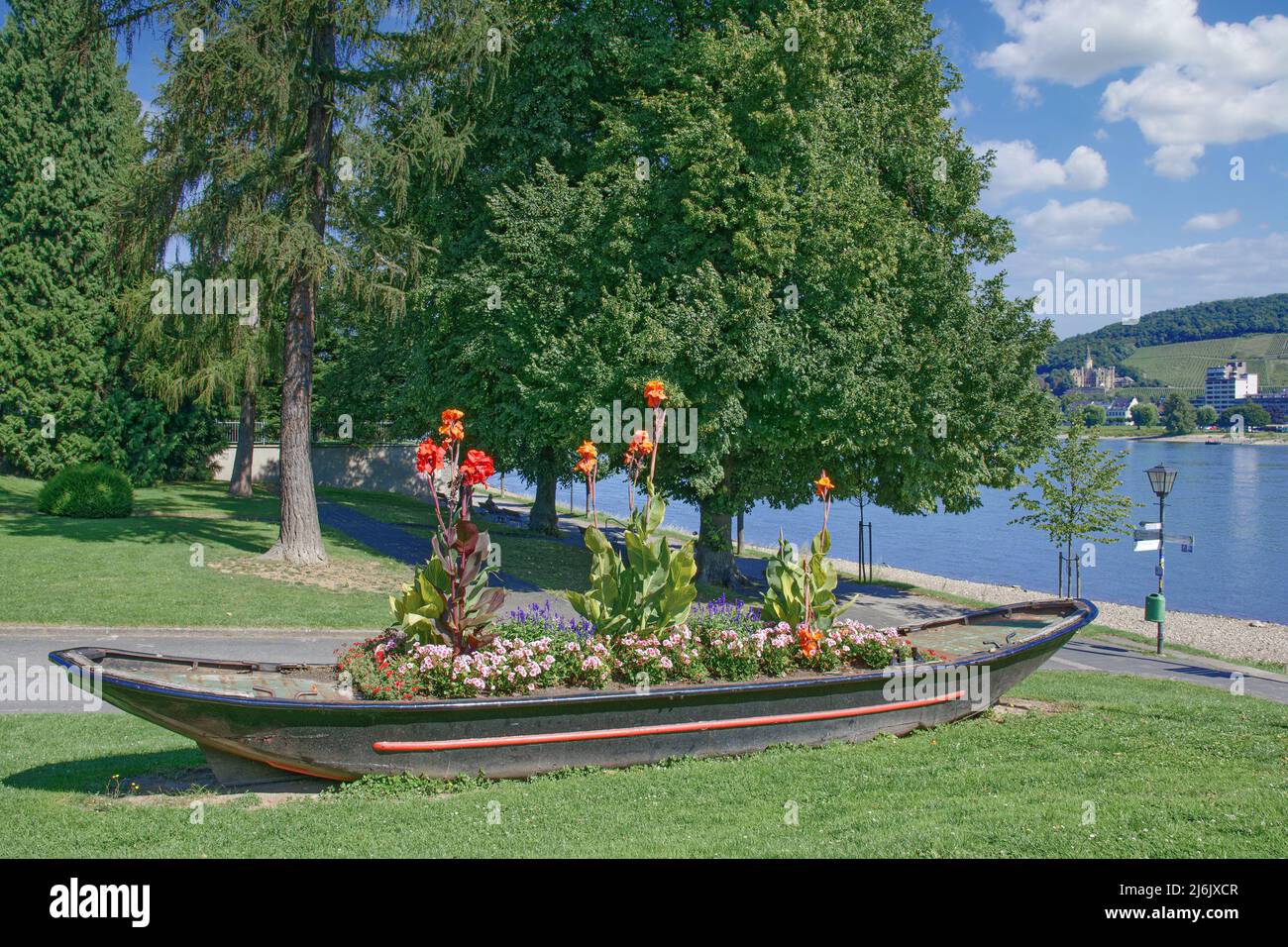 À Promenade dans la station de santé de Bad Breisig, Rhin, Allemagne Banque D'Images