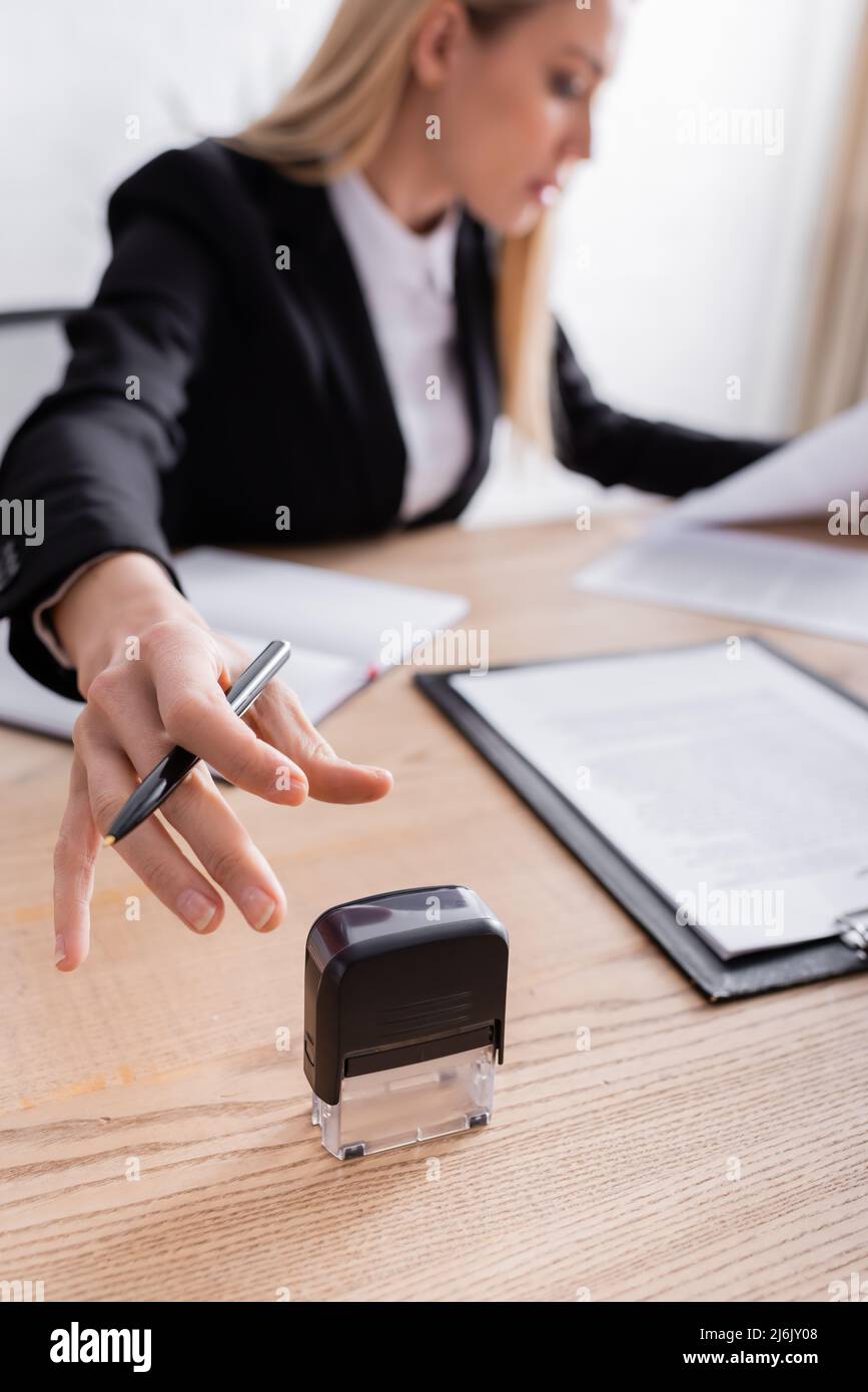 l'avocat atteint l'endurance tout en travaillant avec des documents sur un arrière-plan flou Banque D'Images