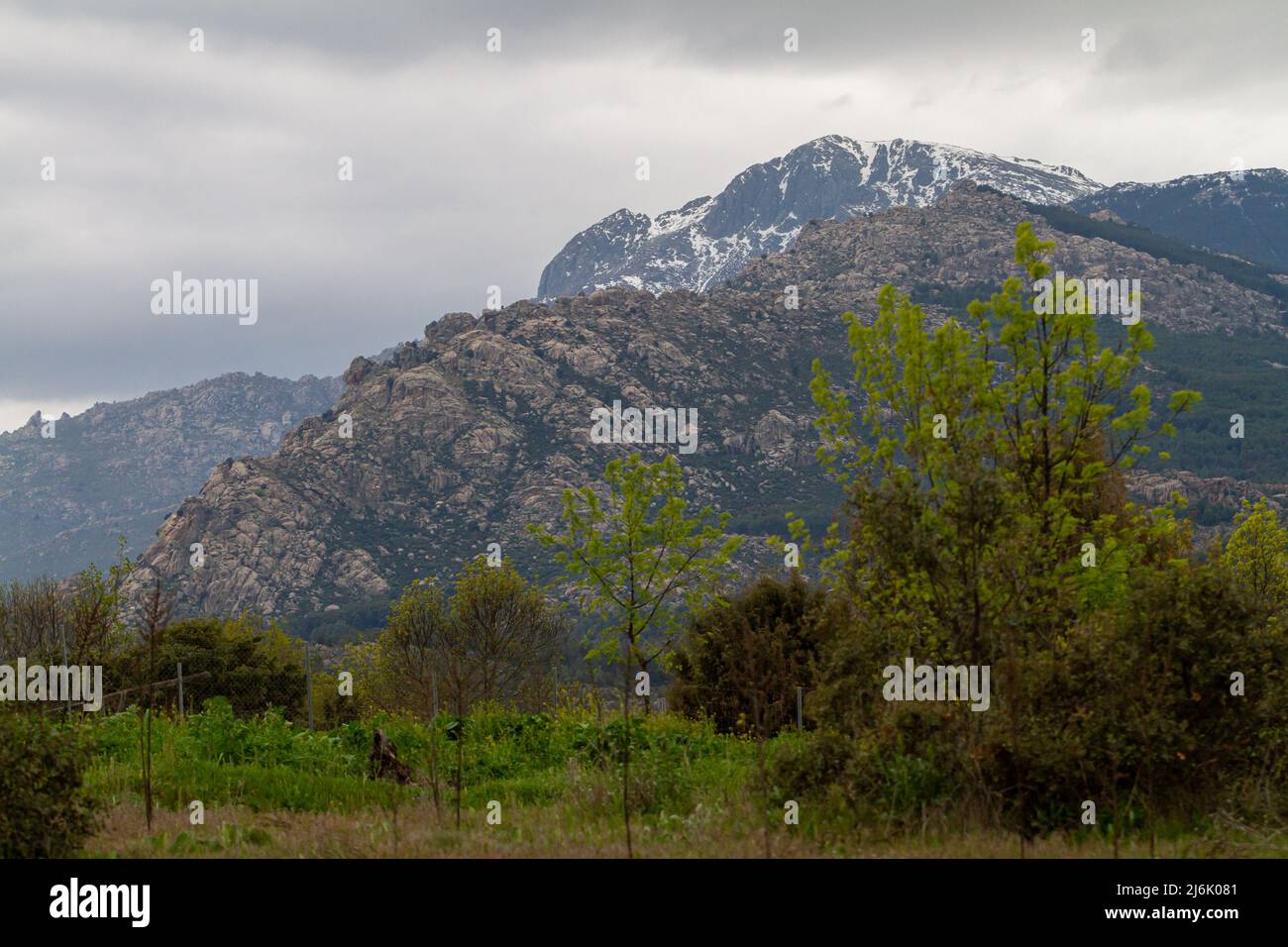 Long cliché d'une montagne enneigée en Espagne Banque D'Images