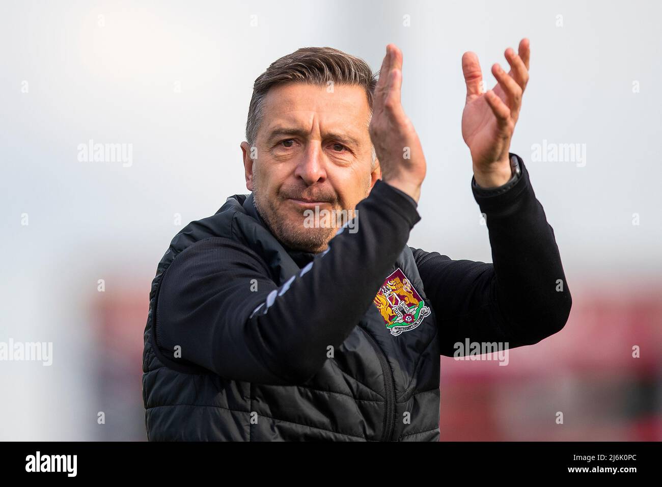 Jon Brady, directeur municipal de Northampton, applaudit les fans à la fin du match de la Sky Bet League Two au Sixfields Stadium, Northampton. Date de la photo: Samedi 30 avril 2022. Banque D'Images