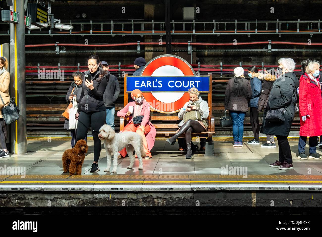 Londres - 2022 avril : passagers attendant un train de métro de Londres à la gare d'Earls court Banque D'Images