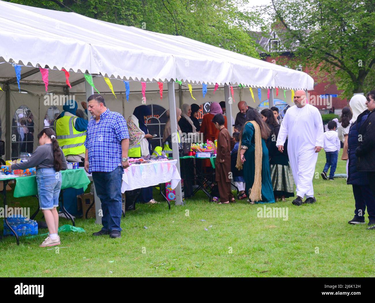 Manchester, Royaume-Uni, 2nd mai 2022. Les gens aiment Eid dans le parc, Platt Fields Park, Rusholme, Manchester, Angleterre, Royaume-Uni, Iles britanniques. L'événement est organisé par le Centre AlFurqan. EID al-Fitr est un festival très important dans le calendrier islamique et est également connu sous le nom de «la fête de la rupture du jeûne» et est célébré par les musulmans dans le monde entier pour marquer la fin du Ramadan. Il tombe le premier jour de Shawwal dans le calendrier islamique. Crédit : Terry Waller/Alay Live News Banque D'Images