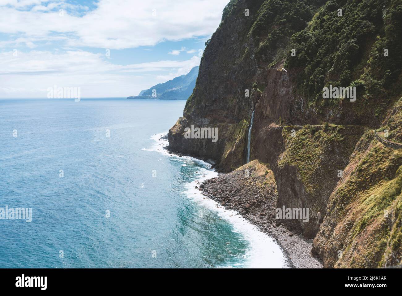 Pentes de montagne abruptes au bord de l'océan de l'île de Madère Banque D'Images