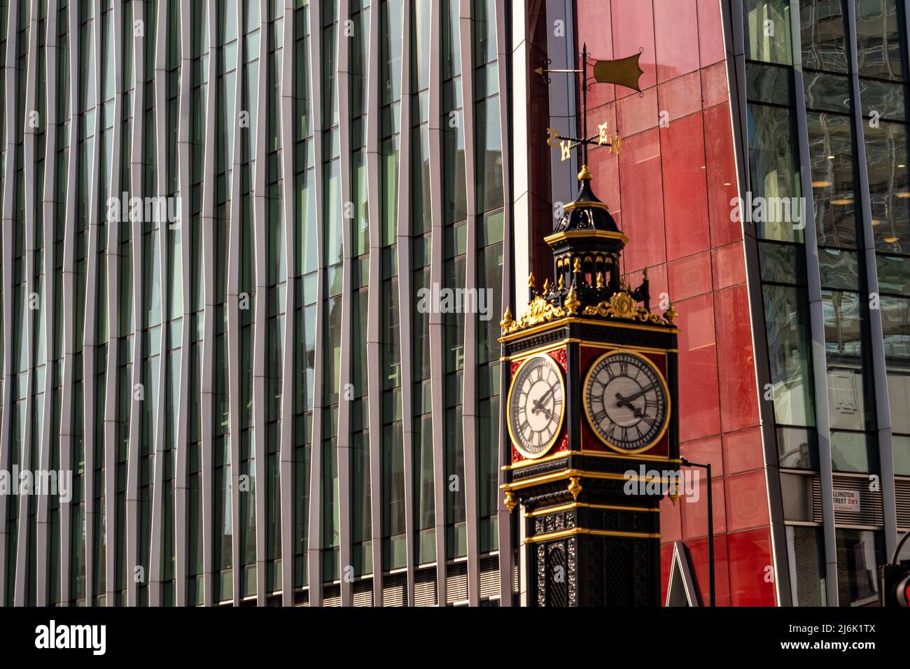 Westminster, Londres- les immeubles de bureaux en verre et Little Ben horloge sur Victoria Street Banque D'Images