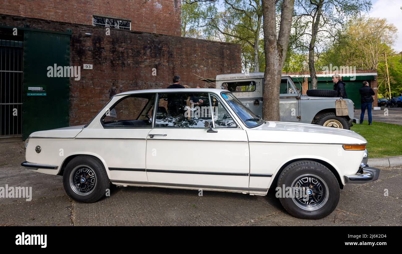 1972 BMW 2002 « LPB 820K » exposée au Scramble d'avril qui s'est tenu au Bicester Heritage Centre le 23rd avril 2022 Banque D'Images