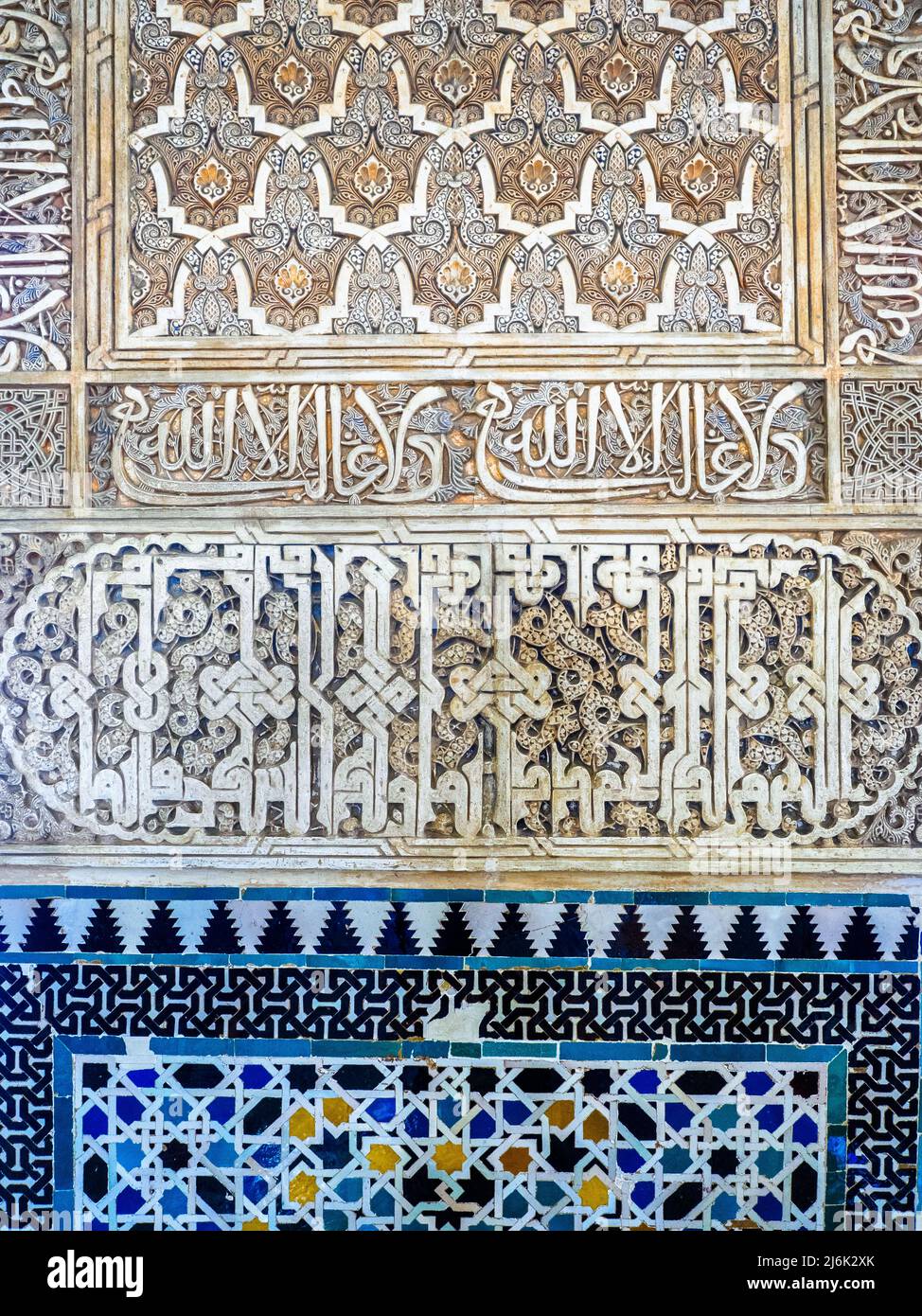 Détail du mur orné dans la salle des Ambassadeurs à Comares Palais du complexe des palais royaux de Nasrid - complexe de l'Alhambra - Grenade, Espagne Banque D'Images
