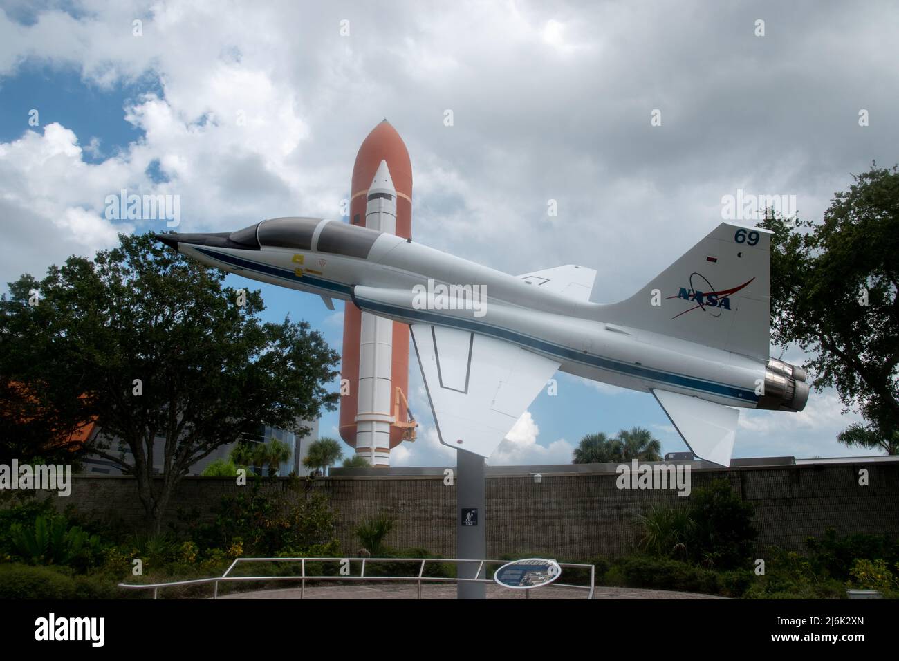 Cape Canaveral, FL - sept 10 2021: Un avion de recherche T-38 talon de la NASA avec un booster orbital en arrière-plan du Centre spatial Kennedy Banque D'Images