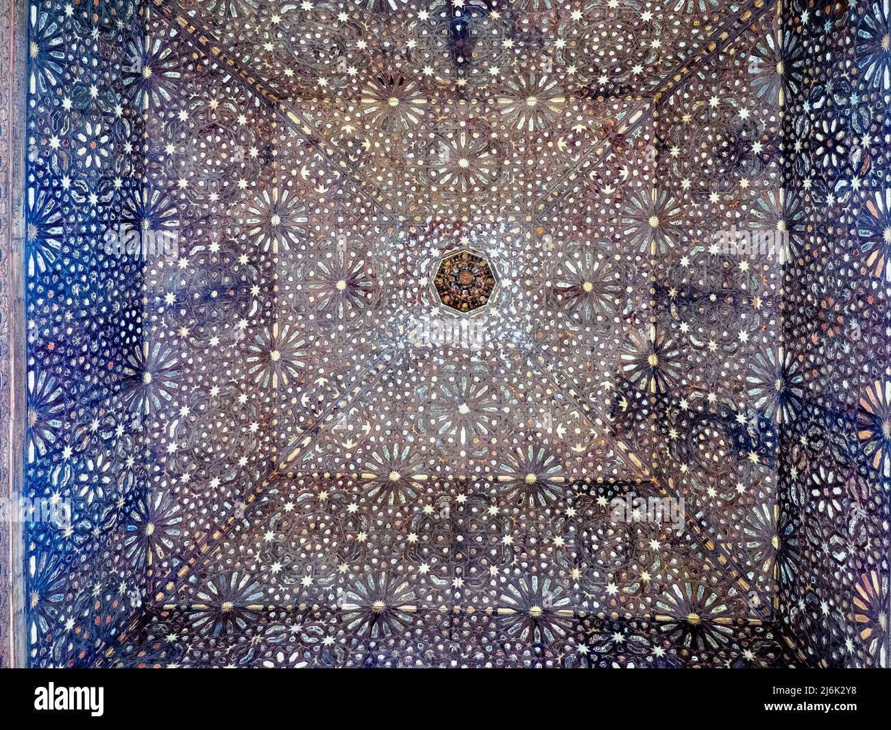 Dôme en bois du Hall des Ambassadeurs à Comares Palais du complexe des palais royaux de Nasrid - complexe de l'Alhambra - Grenade, Espagne Banque D'Images