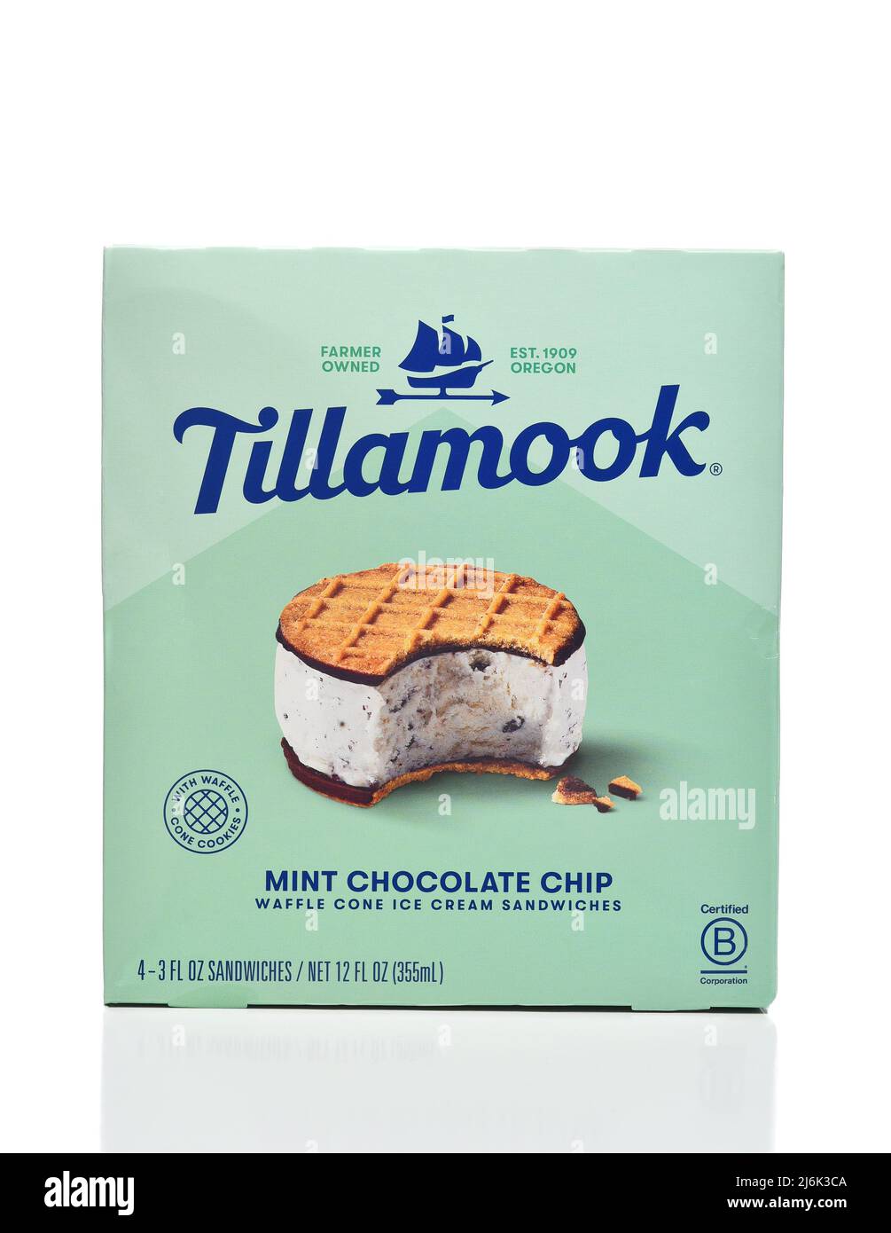 IRVINE, CALIFORNIE - 2 MAI 2022 : une boîte de sandwichs à la crème glacée Tillamook Mint Chocolate Chip Waffle Cone. Banque D'Images