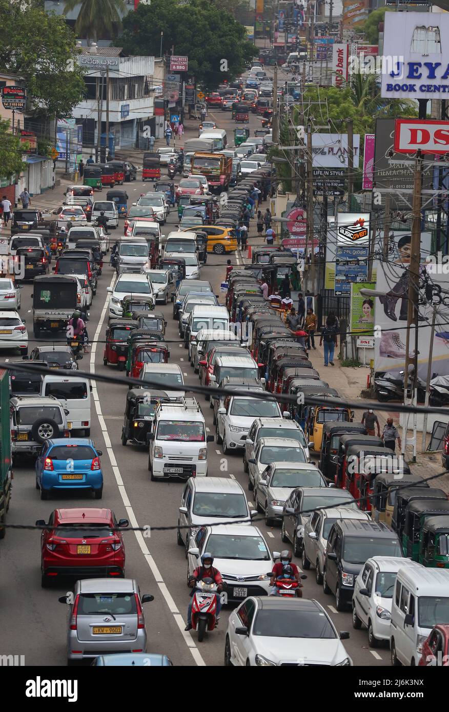 Les véhicules sont mis en file d'attente pour utiliser les pompes à carburant d'une station-service de Colombo. (Photo de Saman Abesiriwardana/Pacific Press) Banque D'Images