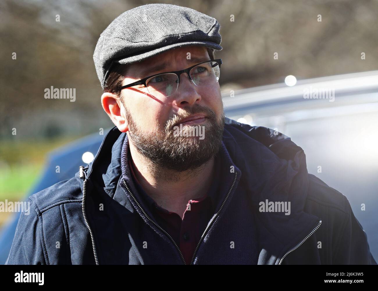 Après les émeutes du week-end de Pâques, Jimmie Åkesson, chef du parti pour les Démocrates de Suède, a visité le district de Skäggetorp à Linköping, en Suède. Sur place, il a rencontré les médias et le grand public et a présenté une nouvelle proposition dans le domaine de la politique pénale. Banque D'Images