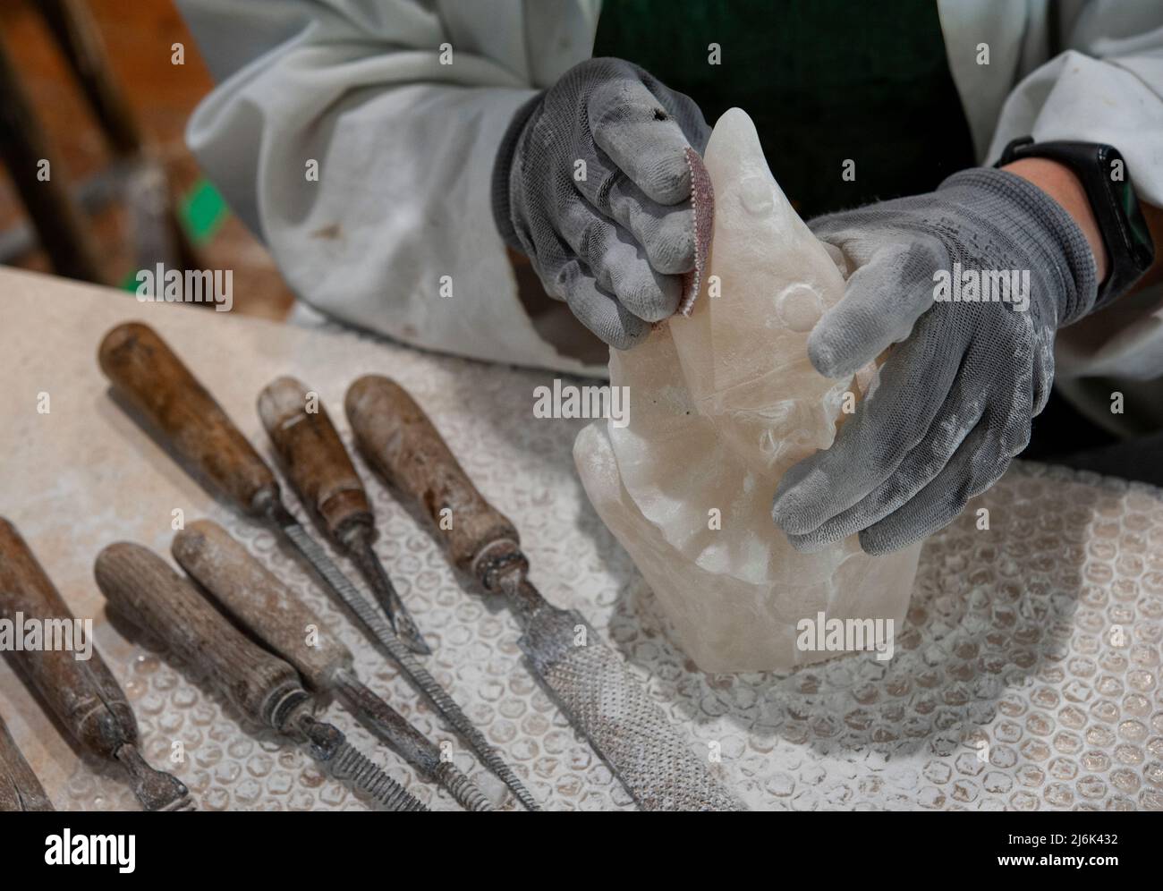 Travail sur la sculpture d'albâtre. Banque D'Images