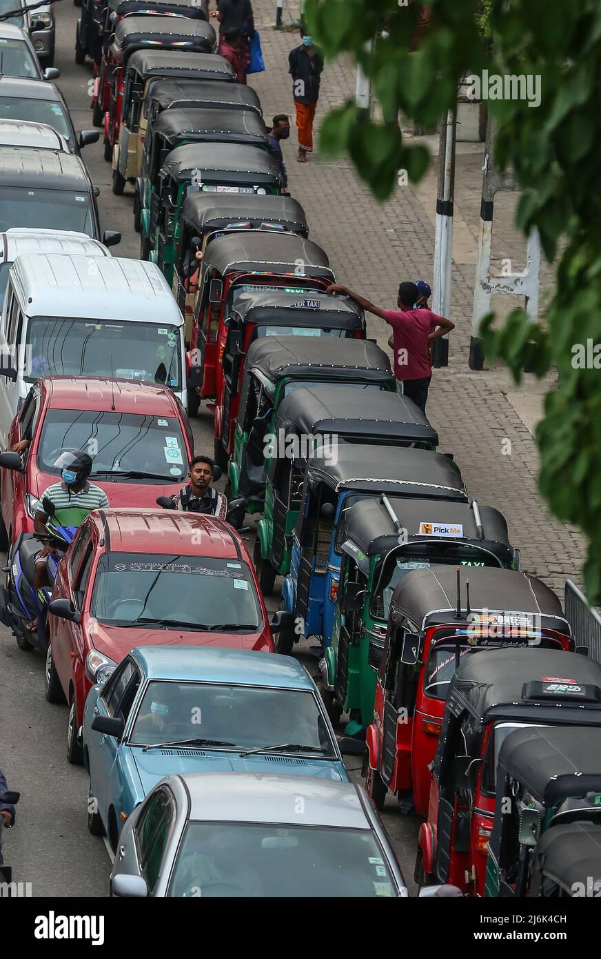 2 mai 2022, Colombo, ouest, Sri Lanka : les véhicules sont en file d'attente pour utiliser les pompes à carburant d'une station-service de Colombo. (Credit image: © Saman Abesiriwardana/Pacific Press via ZUMA Press Wire) Banque D'Images