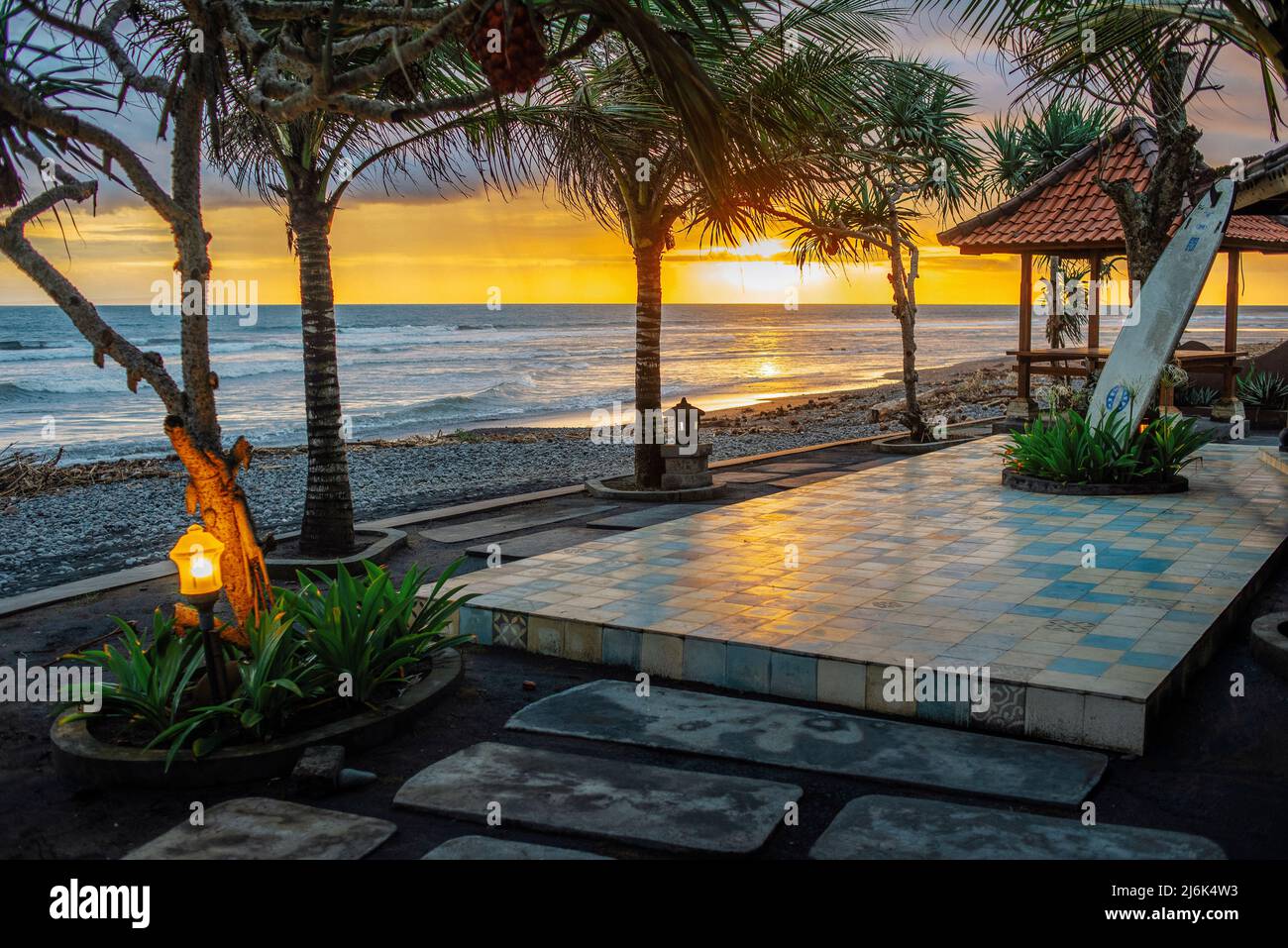 Un restaurant en bord de mer sur la plage de Medewi, Bali, Indonésie Banque D'Images