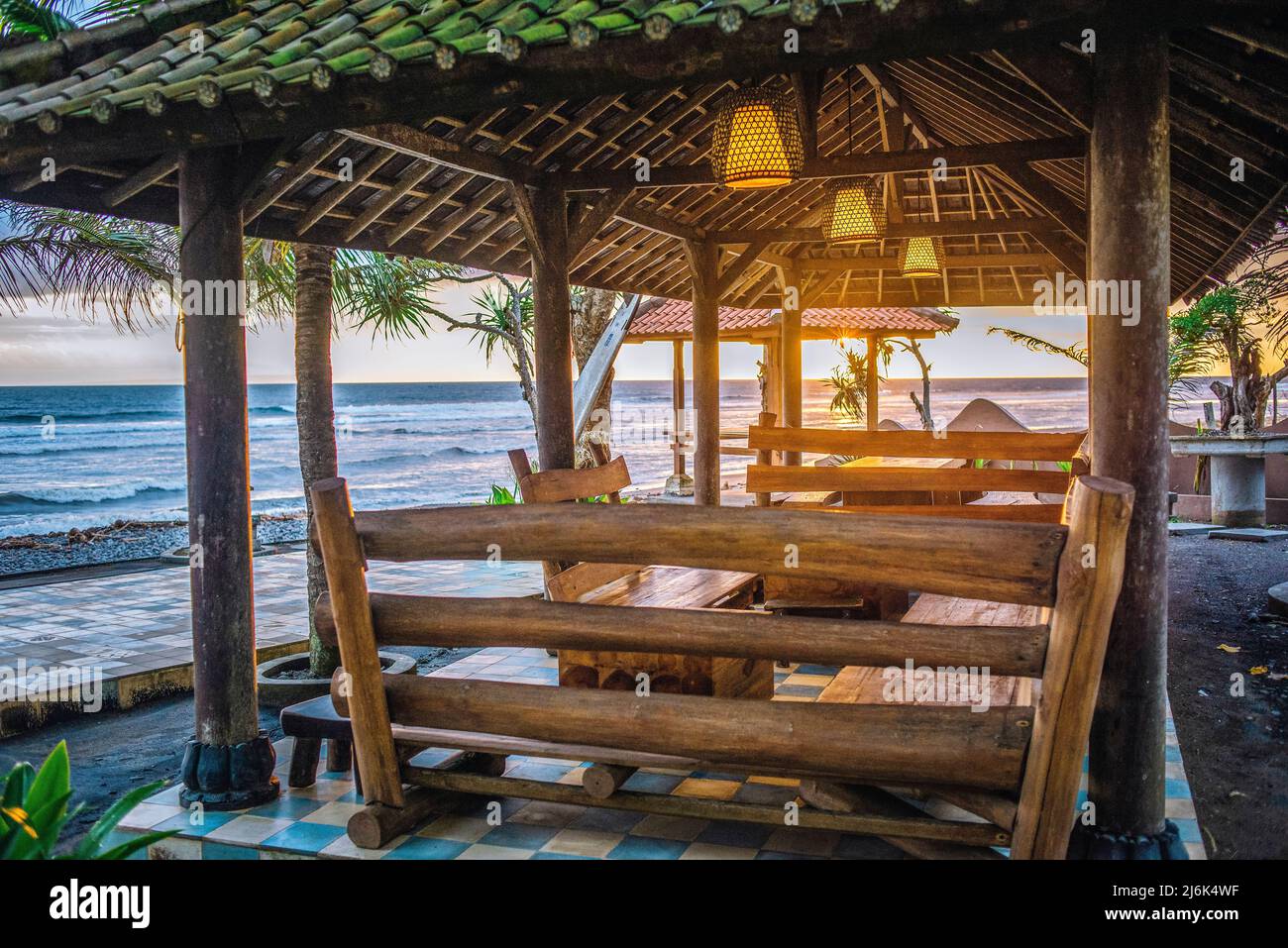 Un restaurant en bord de mer sur la plage de Medewi, Bali, Indonésie Banque D'Images