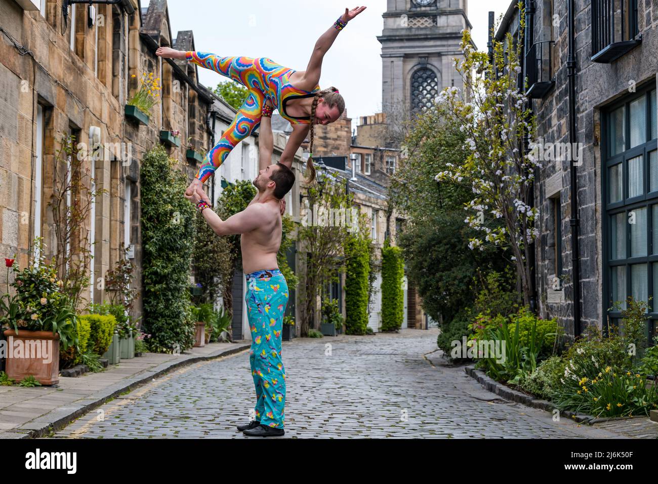 Duo acrobatique Alix Bailie et Eric Munday Circus Act, Circus Lane, Édimbourg, Écosse, Royaume-Uni Banque D'Images