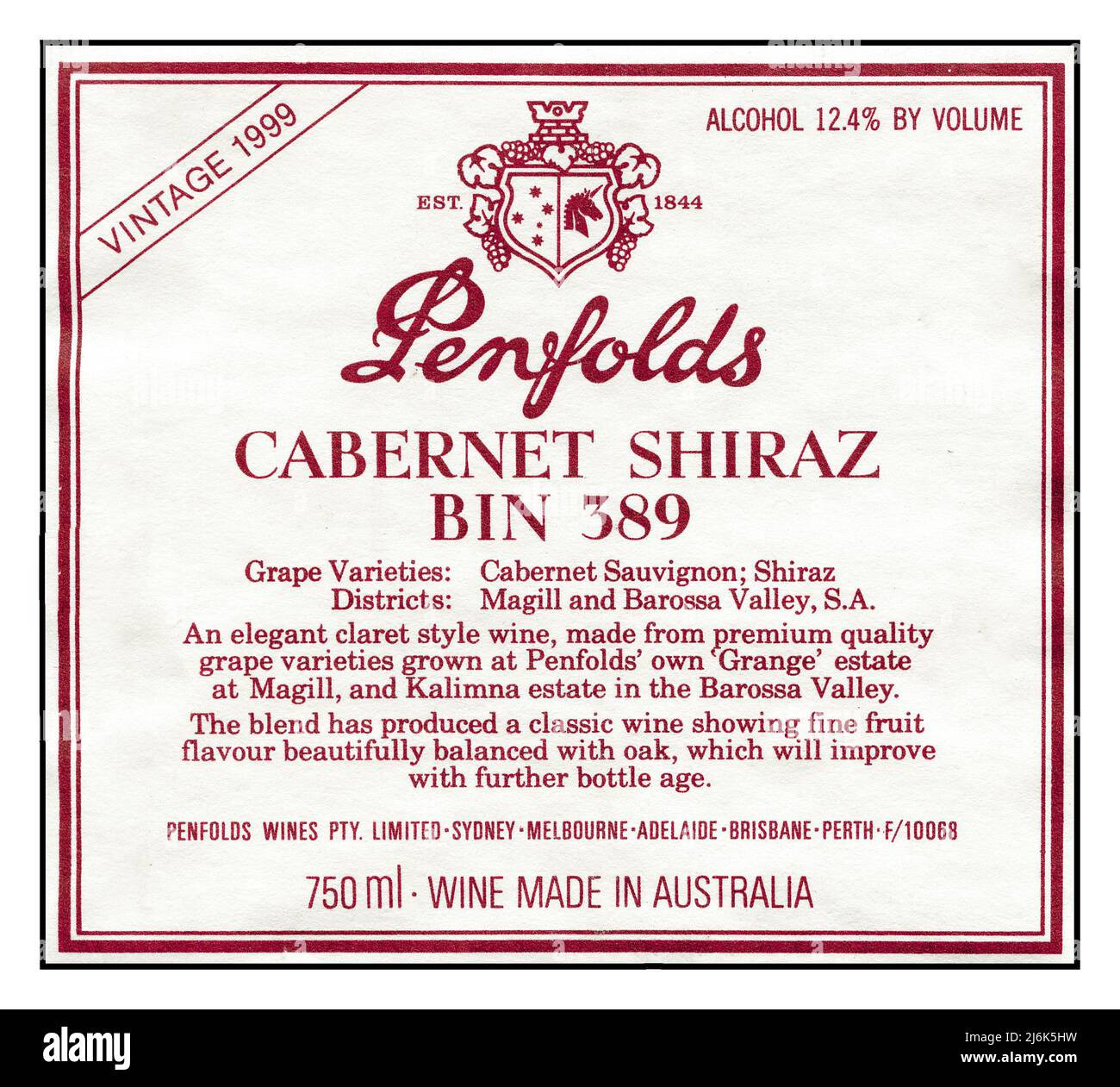 Vintage 1999 PENFOLDS Bin 389 Cabernet Shiraz, Australie méridionale Label Bin 389 est l'expression quintessence du style de vin rouge Penfolds. Il est typiquement frais, avec du chocolat noir mûr, des fruits de baie foncé, des arômes extraits, des tanins à grain fin et des caractères sous-jacents de chêne nouveau. Produit pour la première fois en 1960, Bin 389 Cabernet Shiraz est surnommé « Poor Man’s Grange » ou « Baby Grange » et est l’un des grands vins rouges celloaring d’Australie. Banque D'Images