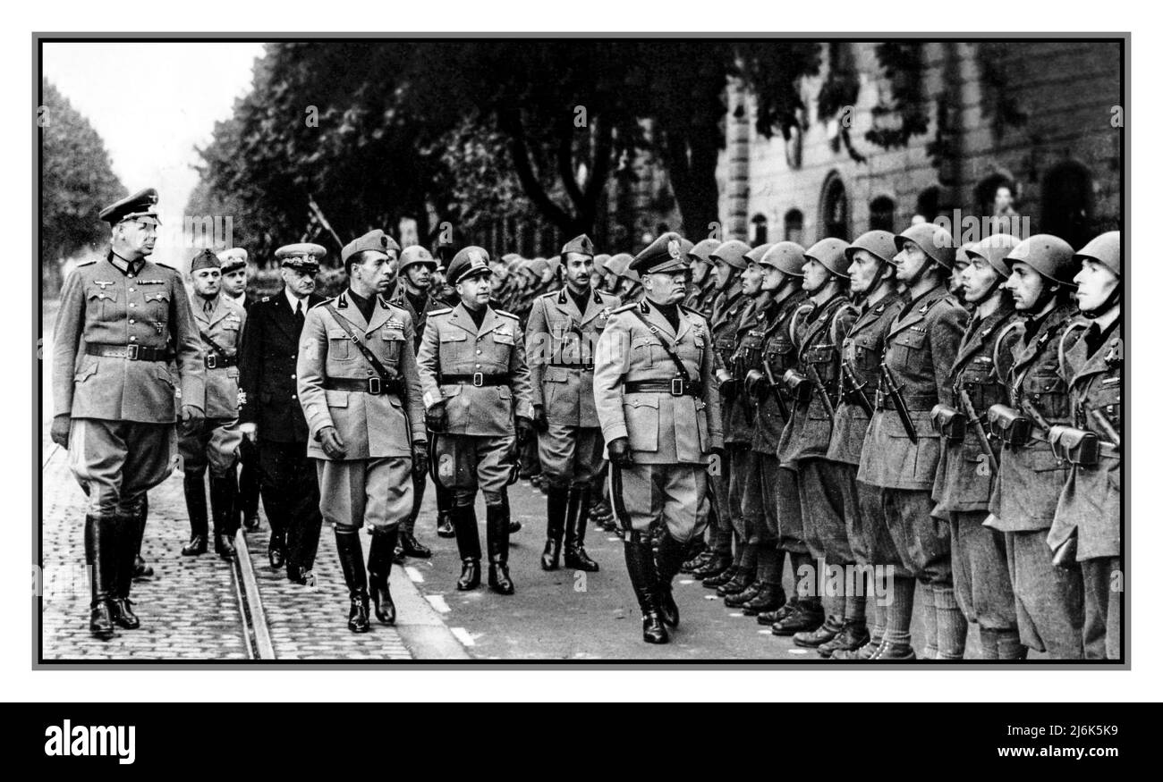 MUSSOLINI ROME WW2 1941 le Premier ministre italien Benito Mussolini, à droite, et les membres de son personnel examinent les troupes des bataillons fascistes nouvellement formés à la périphérie de Rome, en Italie, le 19 octobre 1941. À l'extrême gauche se trouve le général Enno Von Rintelen, chef de la mission militaire allemande en Italie Banque D'Images