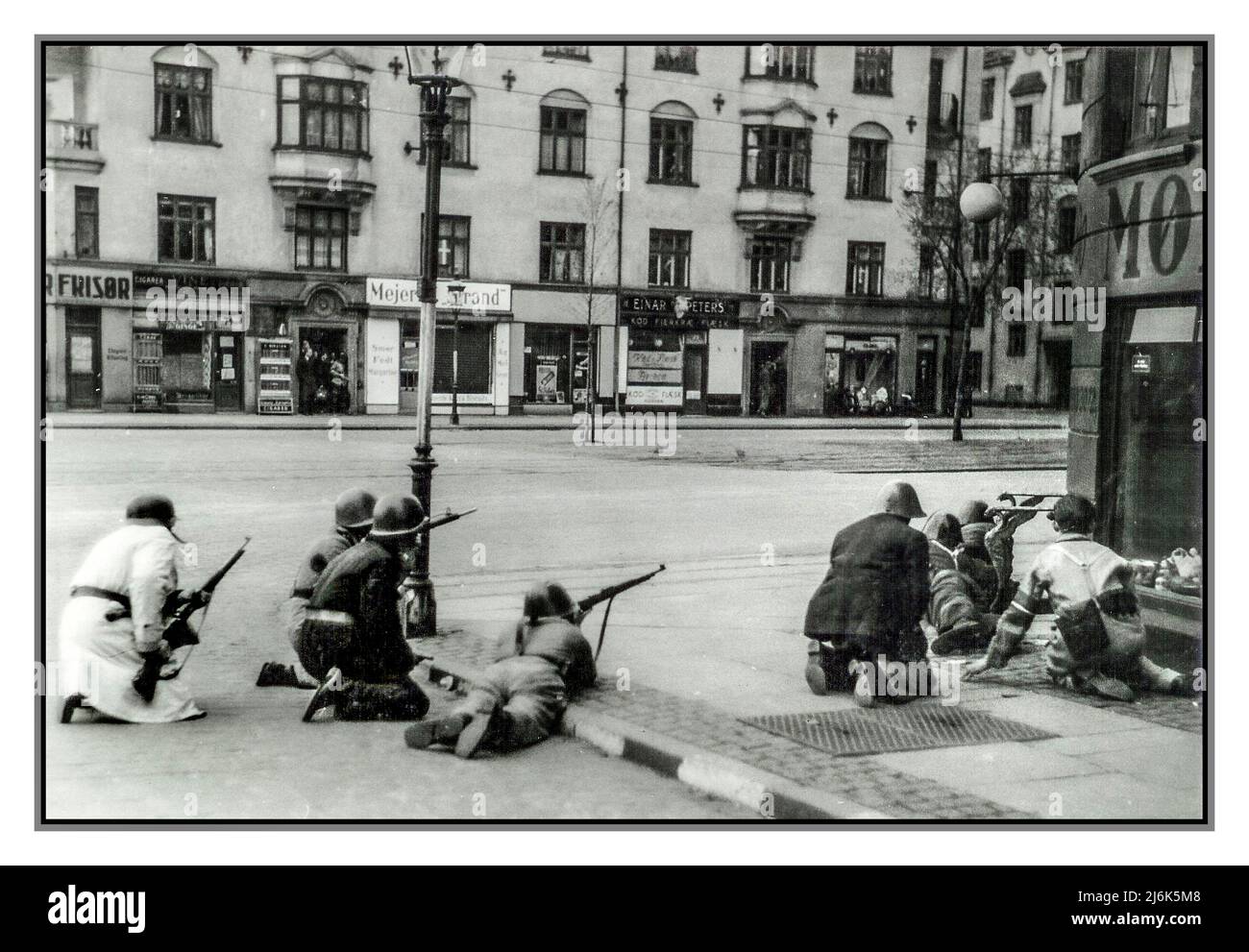 WW2 combattants danois de la liberté combats de rue avec des sympathisants nazis et des Quislings à Strandboulevarden à Copenhague Danemark 5th mai 1945 Banque D'Images