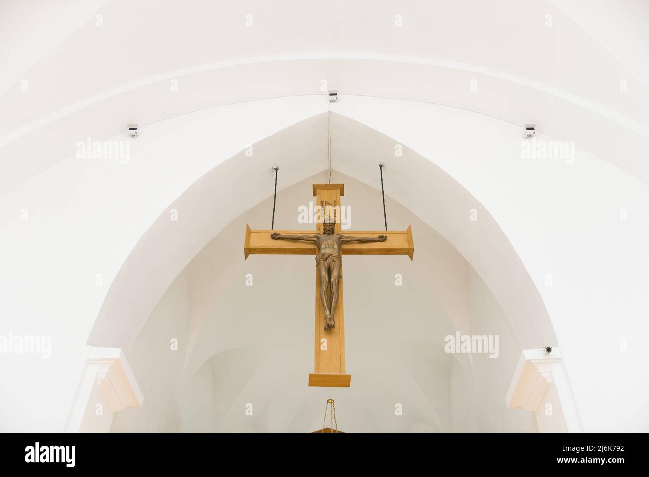 Minsk, Bélarus. Août 2021. Une croix à l'intérieur de l'église Zolotogorsky de la très Sainte Trinité de Saint-Roch Banque D'Images