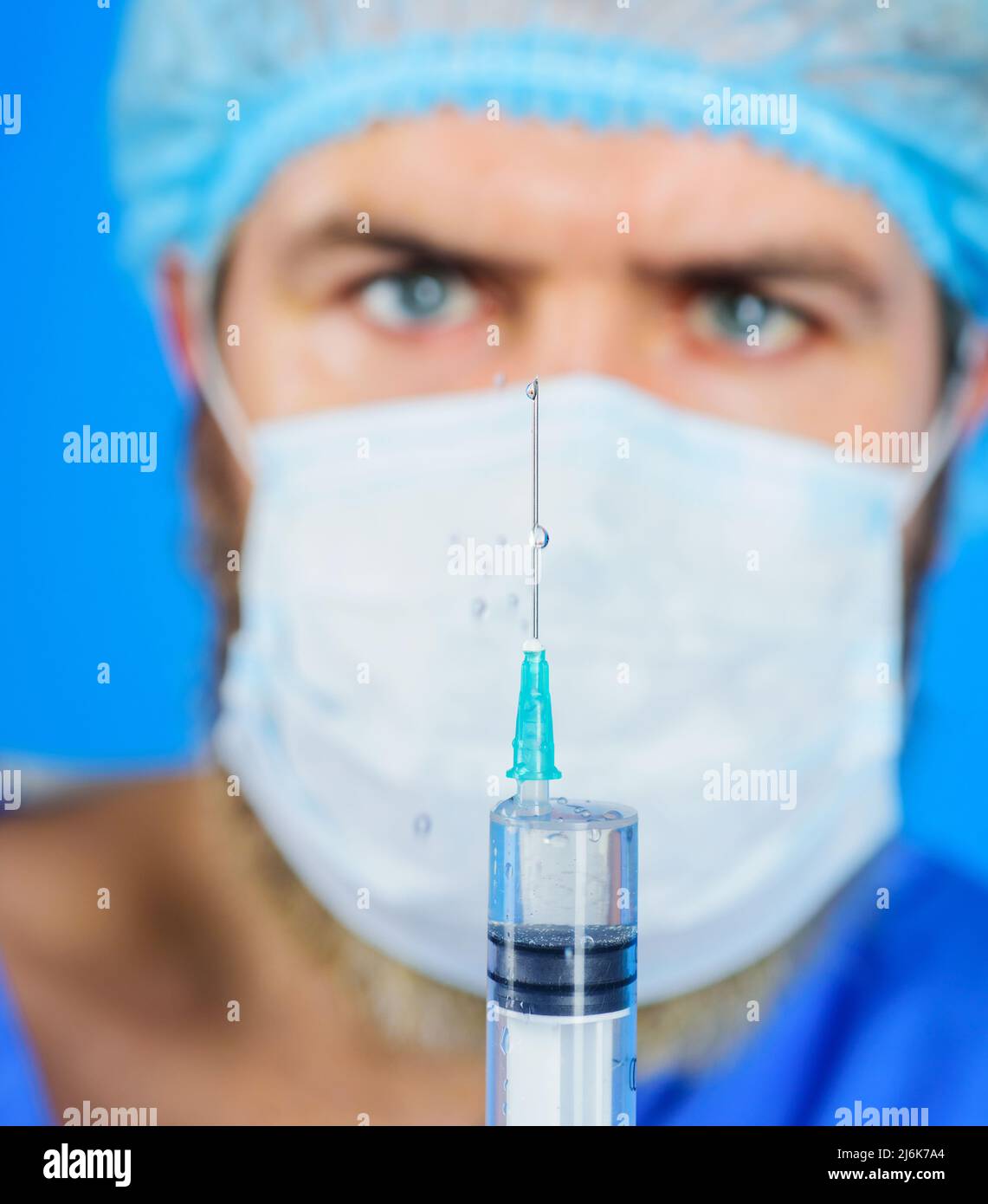 Vaccination et immunisation. Médecin avec seringue. Injection. Vaccin COVID-19. Mise au point sélective. Banque D'Images