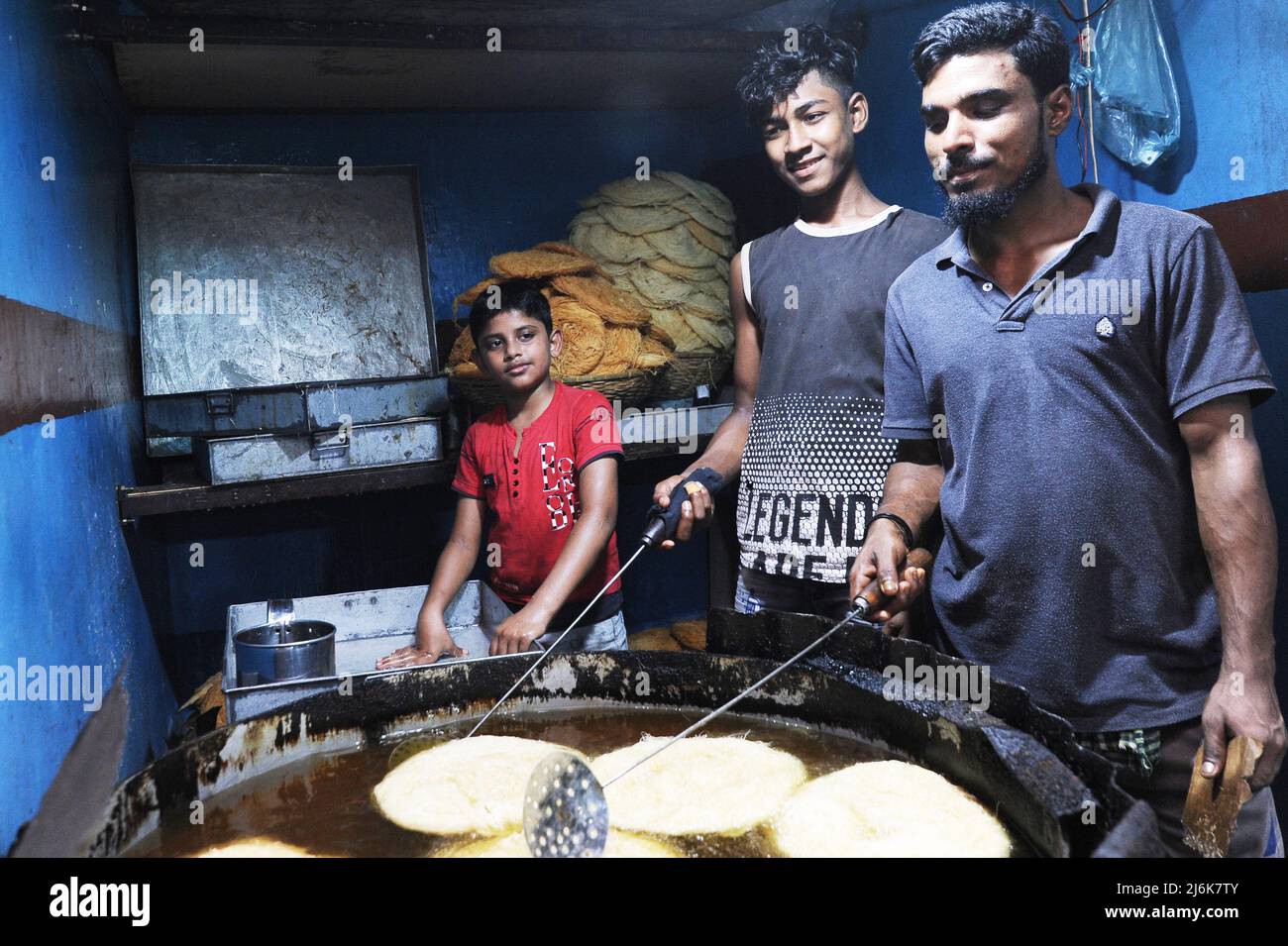 Dhaka, Bangladesh. 2nd mai 2022. Les gens du camp de Bihari cuisent de la nourriture et préparent pour Eid al-Fitr. Également connu sous le nom de camp de Genève, il compte environ 50 mille Indiens et Pakistanais parlant ourdu vivant dans le camp. La minorité Bihari demeure l’une des communautés les plus marginalisées du Bangladesh. Crédit : CIC de la majorité mondiale/Alamy Live News Banque D'Images