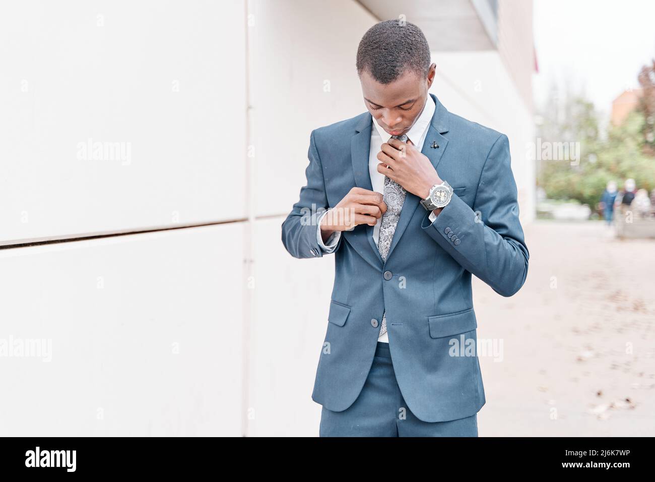 Veste de boutonnage pour jeune homme d'affaires afro-américain en zone urbaine Banque D'Images