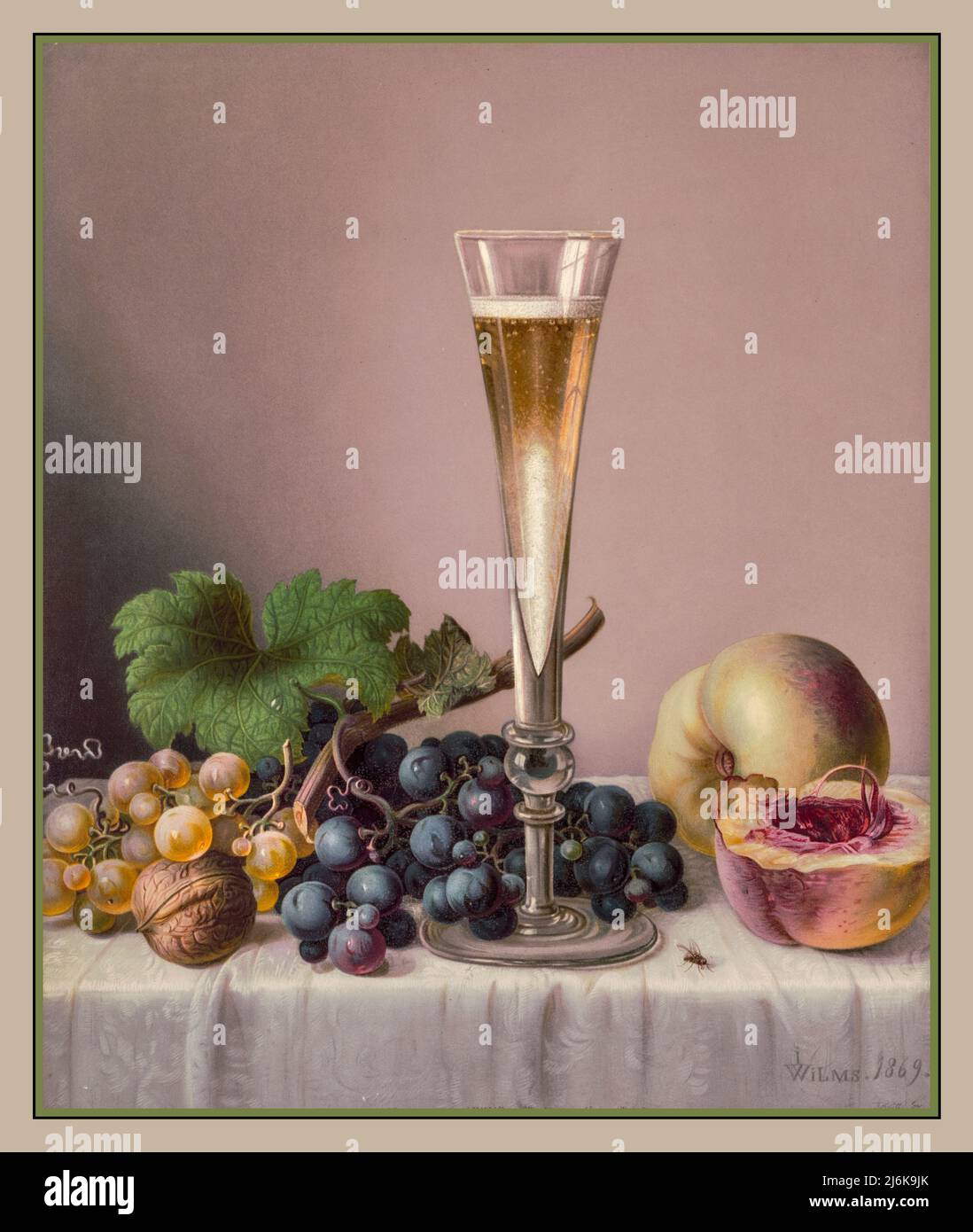 Flûte en verre de champagne vintage et fruits aux raisins de noyer pêche et melon, avec une mouche maison sur la nappe ordinaire peinture encore vie datant de 1869 par I Wilms artiste Banque D'Images