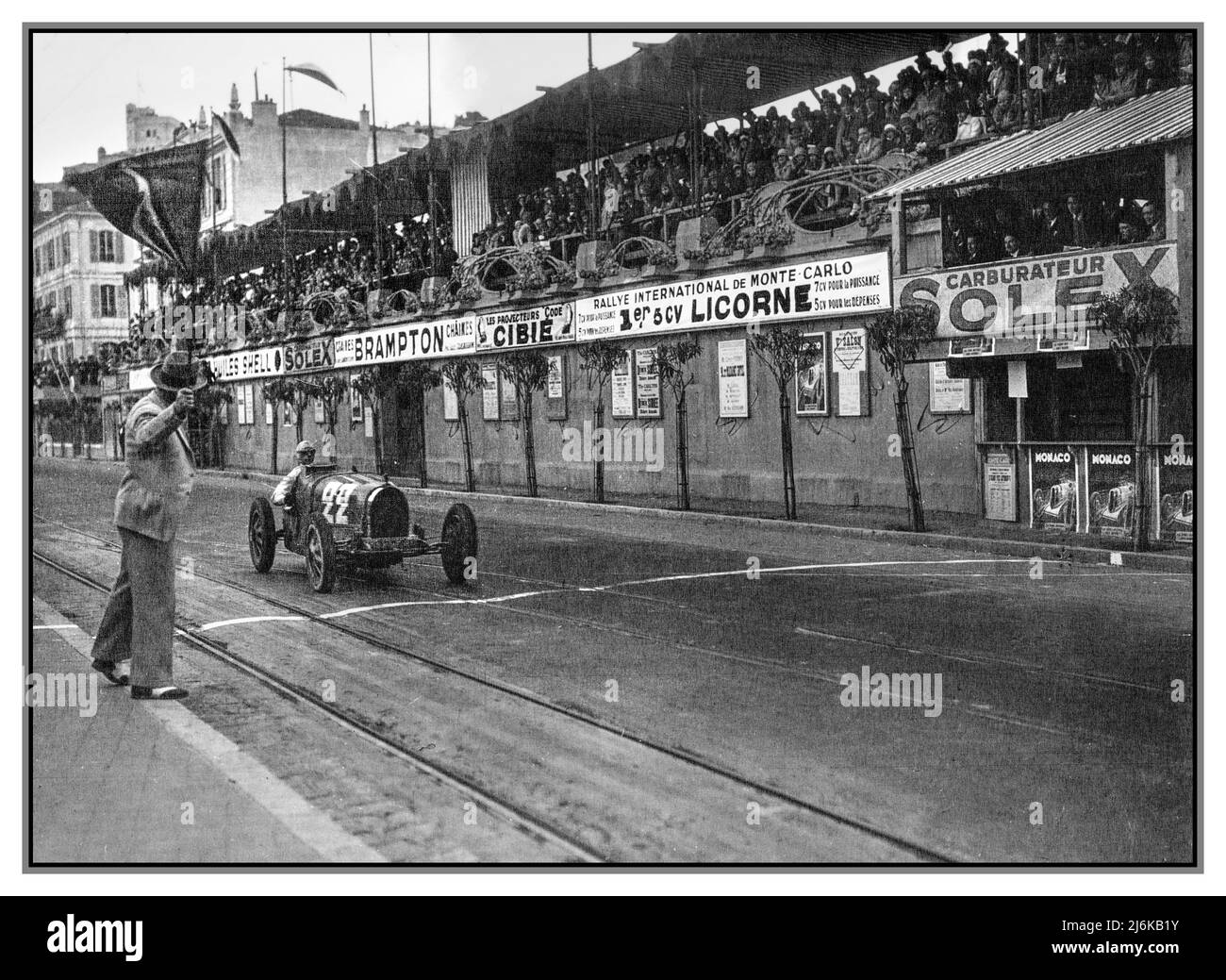GRAND PRIX DE MONACO MILLÉSIME 1930 René Dreyfus franchissant la ligne au Grand Prix de Monaco 1930 avec Bugatti 35B. Le Grand Prix de Monaco 1930 était une course automobile du Grand Prix qui s'est tenue au circuit de Monaco le 6 avril 1930. Le Français René Dreyfus a remporté la course dans un Bugatti numéro 22. Banque D'Images