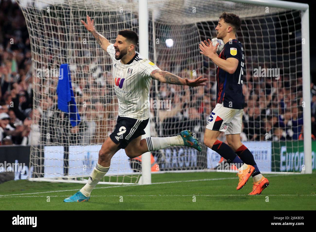 Londres, Royaume-Uni. 2nd mai 2022. Aleksandar Mitrovic de Fulham célèbre après avoir obtenu le score de ses équipes de 7th. EFL Skybet Championship Match, Fulham v Luton Town à Craven Cottage à Londres, le lundi 2nd mai 2022. Cette image ne peut être utilisée qu'à des fins éditoriales. Utilisation éditoriale uniquement, licence requise pour une utilisation commerciale. Pas d'utilisation dans les Paris, les jeux ou les publications d'un seul club/ligue/joueur. photo de Steffan Bowen/Andrew Orchard sports photographie/Alamy Live news Banque D'Images