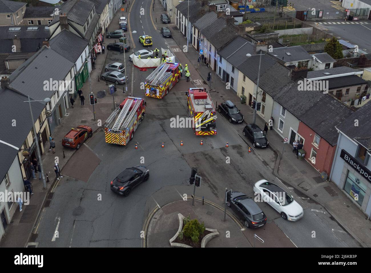 Cork, Irlande, 2nd mai 2022. Piéton renversé, Dublin Street, Blackpool, Cork, Irlande. VEUILLEZ NE PAS AJOUTER MON NOM AUX CRÉDITS POUR CES PHOTOS, LE CAS ÉCHÉANT. Photo aérienne du sCork, Irlande, 2nd mai 2022. Piéton renversé, Dublin Street, Blackpool, Cork, Irlande. VEUILLEZ NE PAS AJOUTER MON NOM AUX CRÉDITS POUR CES PHOTOS, LE CAS ÉCHÉANT. Photo aérienne de la scène à la jonction de Dublin Hill et Dublin Street. Peu de temps avant 8 heures ce soir, trois unités de la brigade des pompiers de Cork ont assisté à la scène d'une collision où on croit qu'une voiture s'est renversée en piéton. Banque D'Images