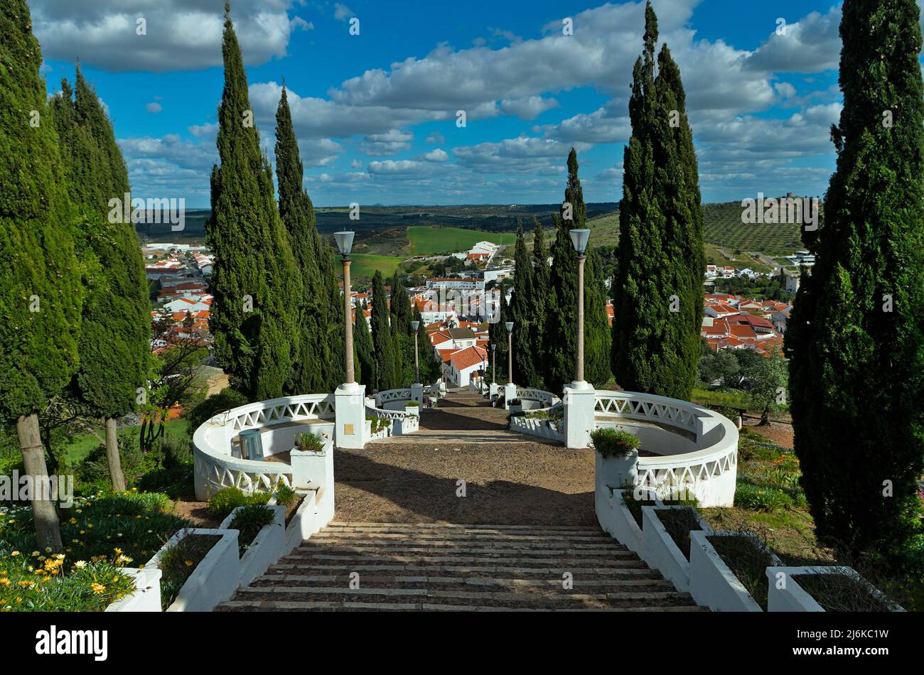 Vue sur les escaliers depuis le château jusqu'à Aljustitrel dans l'Alentejo, Portugal Banque D'Images