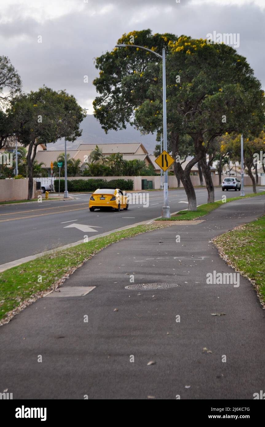 Une Scion TC jaune en descendant la route. Banque D'Images