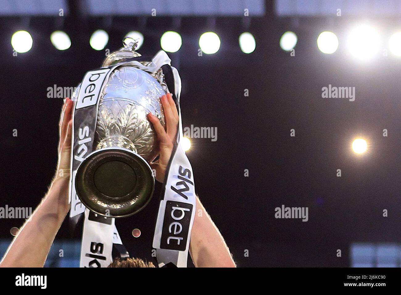 Londres, Royaume-Uni. 2nd mai 2022. Le trophée de championnat de la saison 2021/2022 de l'EFL Skybet , gagné par Fulham FC est levé en douceur après le match.EFL Skybet Championship Match, Fulham v Luton Town à Craven Cottage à Londres le lundi 2nd mai 2022. Cette image ne peut être utilisée qu'à des fins éditoriales. Utilisation éditoriale uniquement, licence requise pour une utilisation commerciale. Pas d'utilisation dans les Paris, les jeux ou les publications d'un seul club/ligue/joueur. photo de Steffan Bowen/Andrew Orchard sports photographie/Alamy Live news Banque D'Images