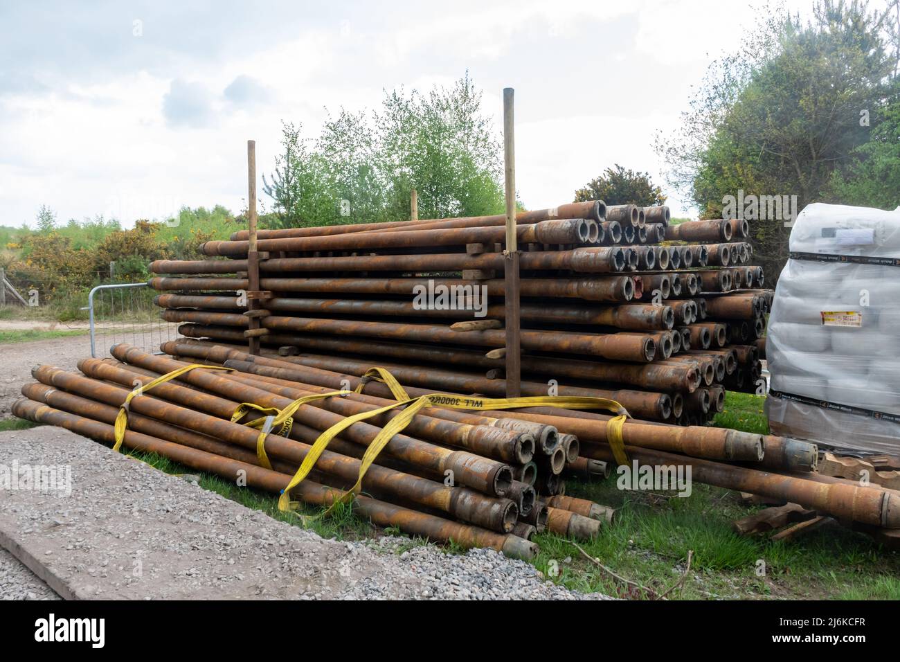 2nd mai 2022. Long Valley SSSI, près de Fleet , Hampshire, Angleterre, Royaume-Uni. Le projet de gazoduc Southampton-Londres est en cours. Esso remplace 90km (56 miles) de son gazoduc d'aviation de 105km (65 miles) de long qui relie sa raffinerie de Fawley près de Southampton à son site de stockage du terminal de l'ouest de Londres à Hounslow. Banque D'Images