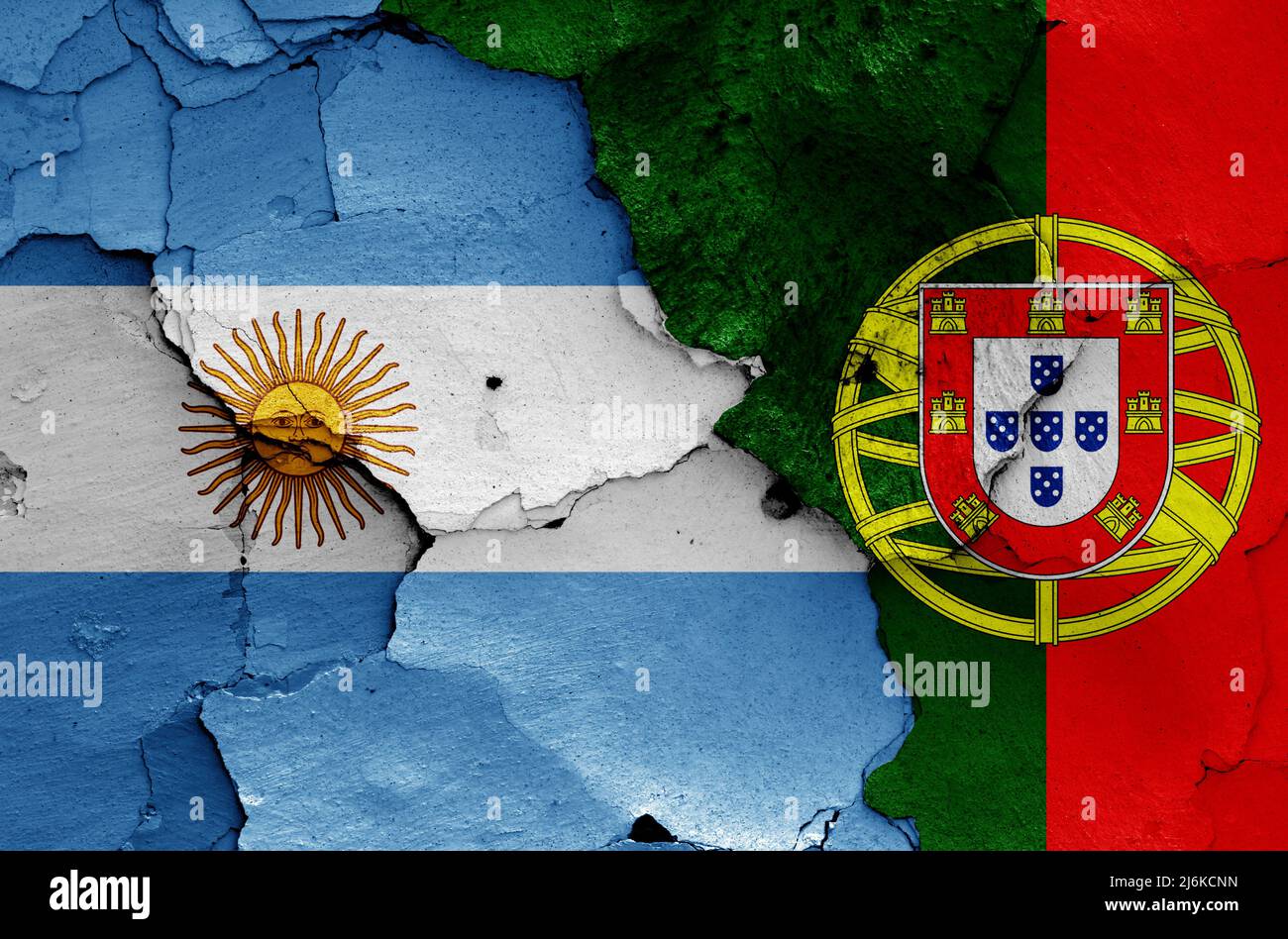 Drapeaux de l'Argentine et du Portugal peints sur un mur fissuré Banque D'Images