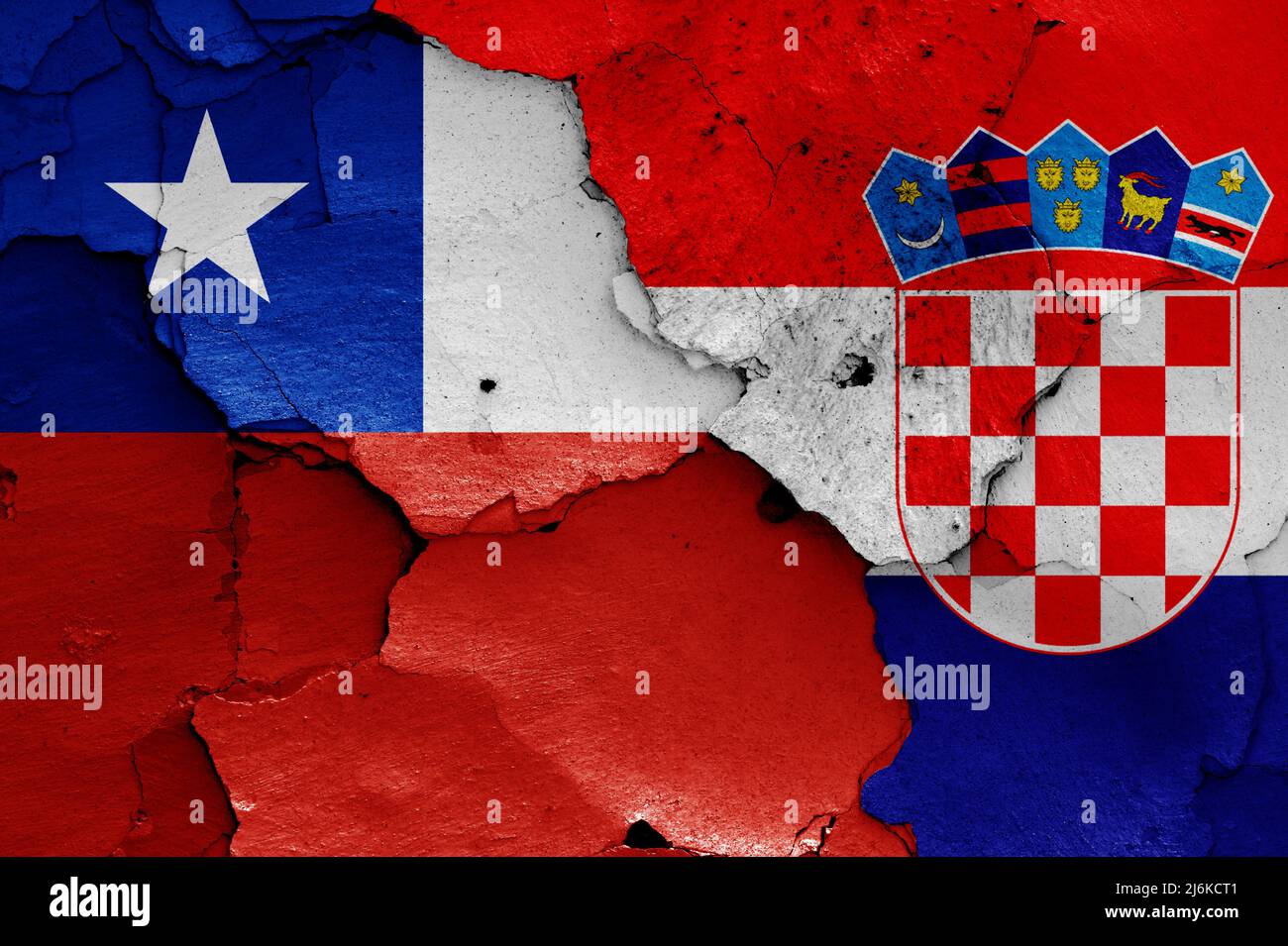 Drapeaux du Chili et de la Croatie peints sur un mur fissuré Banque D'Images
