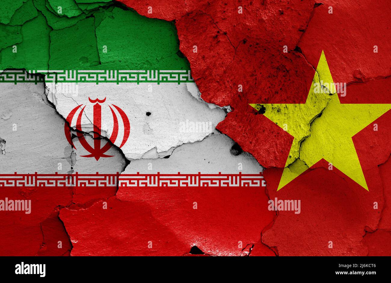 Drapeaux de l'Iran et du Vietnam peints sur un mur fissuré Banque D'Images
