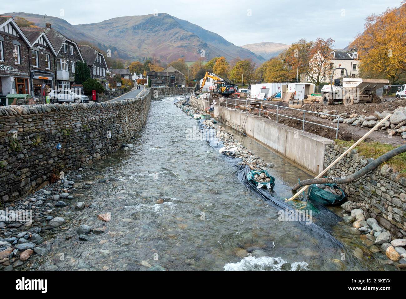 Des défenses contre les inondations sont en construction de part et d'autre de Glenridding Beck à la suite des dommages causés par Storm Desmond en 2015, Glenridding, Cumbria, Angleterre, Royaume-Uni Banque D'Images