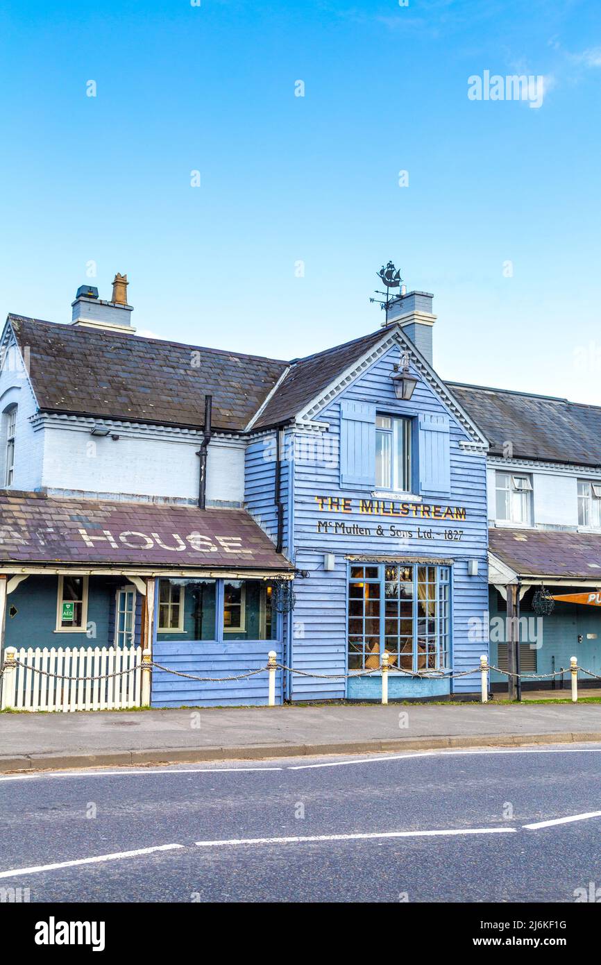 Façade bleue du pub Millstream à Hitchin, Hertfordshire, Royaume-Uni Banque D'Images