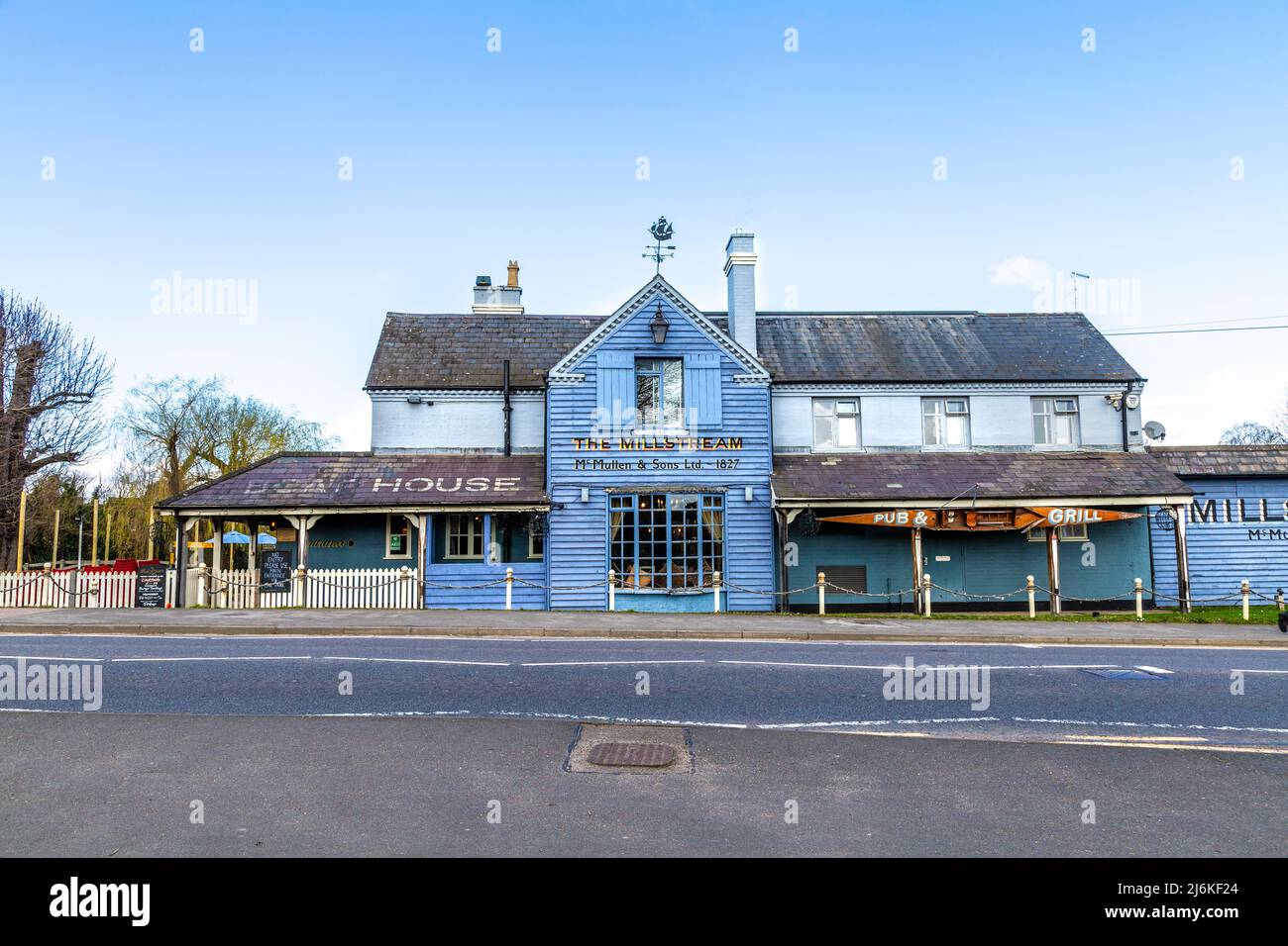 Façade bleue du pub Millstream à Hitchin, Hertfordshire, Royaume-Uni Banque D'Images