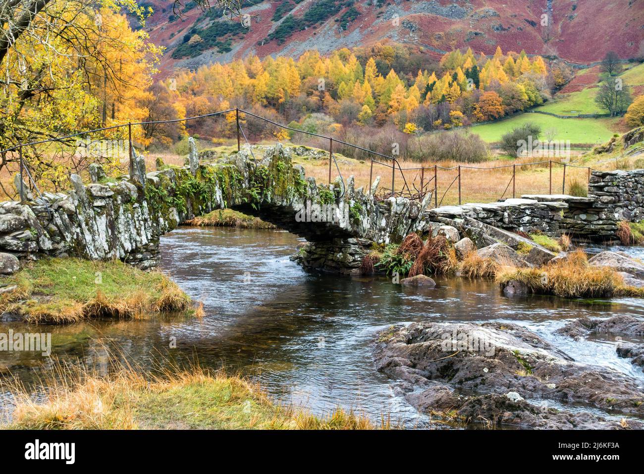 Pont Slater, ancien pont à cheval en pierre sur la rivière Brathay à Little Langdale en automne, Lake District, Cumbria, Angleterre, Royaume-Uni Banque D'Images