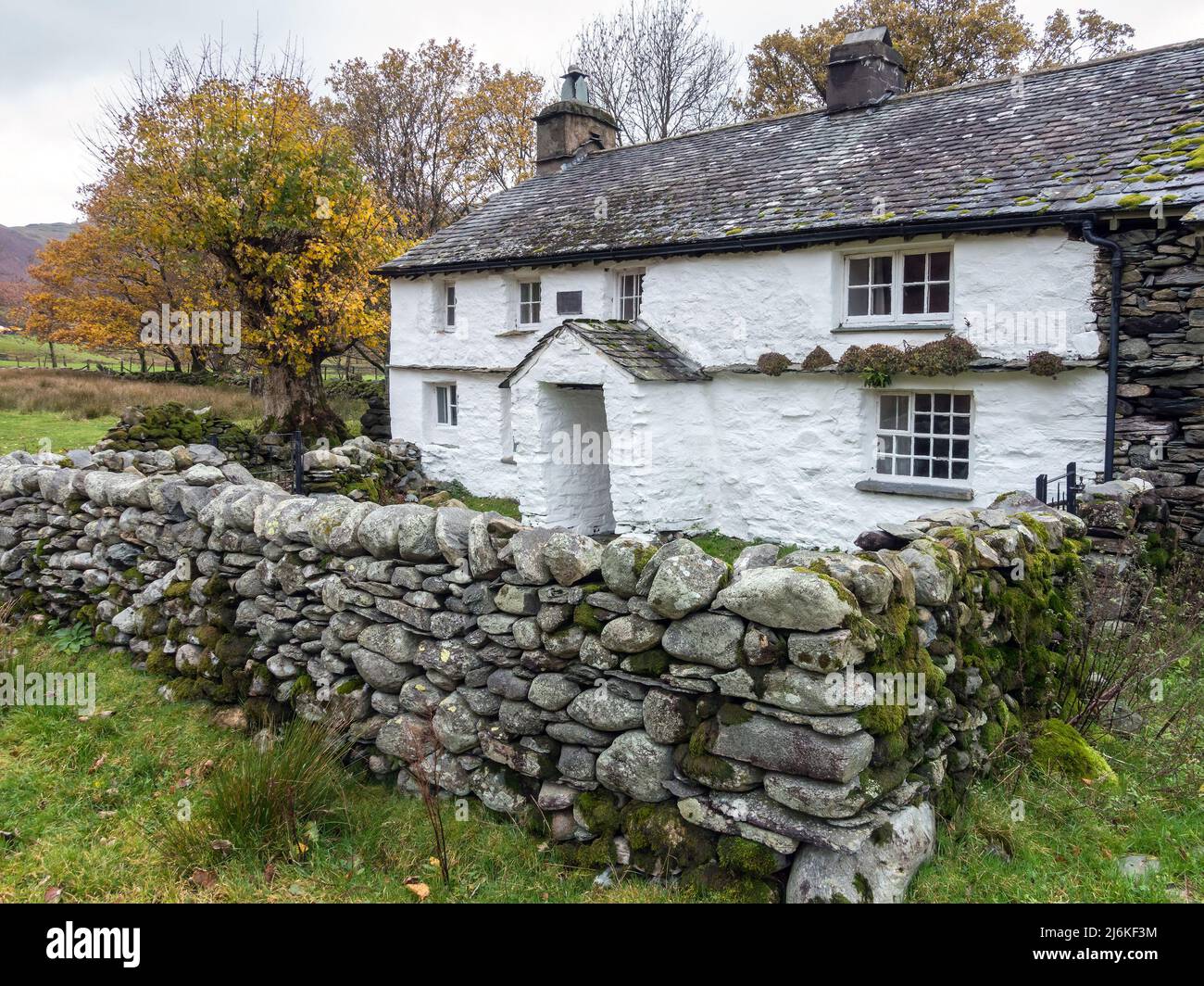 Vieux blanc lavé Lakeland ferme cottage avec toit en ardoise, Bridge End Cottage Farm, Little Langdale, Cumbria, Angleterre, Royaume-Uni Banque D'Images