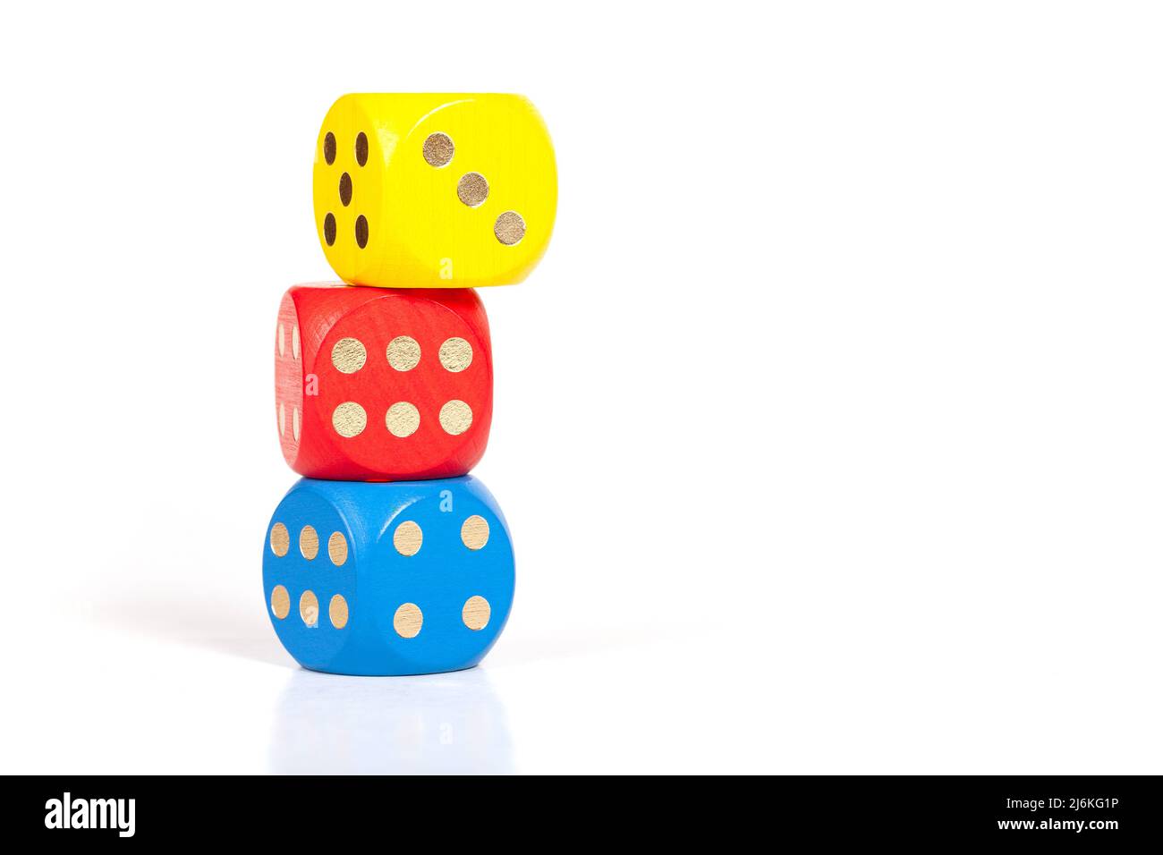 Trois dés de jeu colorés simples empilés les uns sur les autres, structure construite instable, plan de stratégie d'affaires, nombres, chance, concept d'éducation, copie Banque D'Images