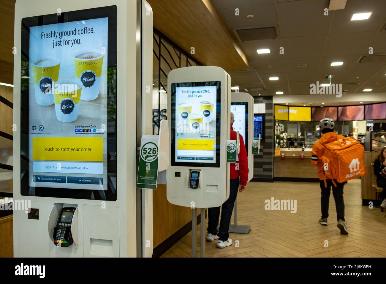 Londres - avril 2022 : intérieur du restaurant McDonalds à Notting Hill avec écrans tactiles en libre-service Banque D'Images